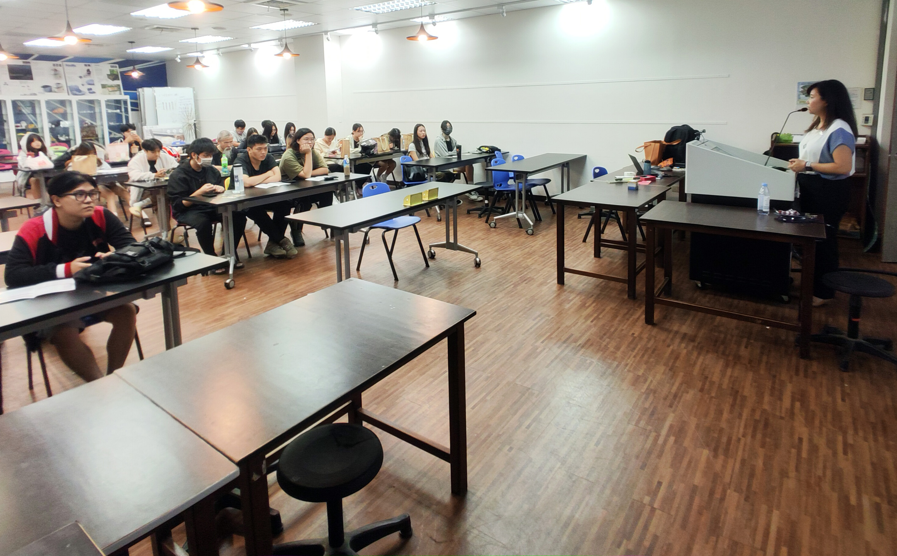 圖為英國密德薩斯大學亞太區國際教育部經理袁瑛琦袁瑛琦,耐心解答同學的提問。