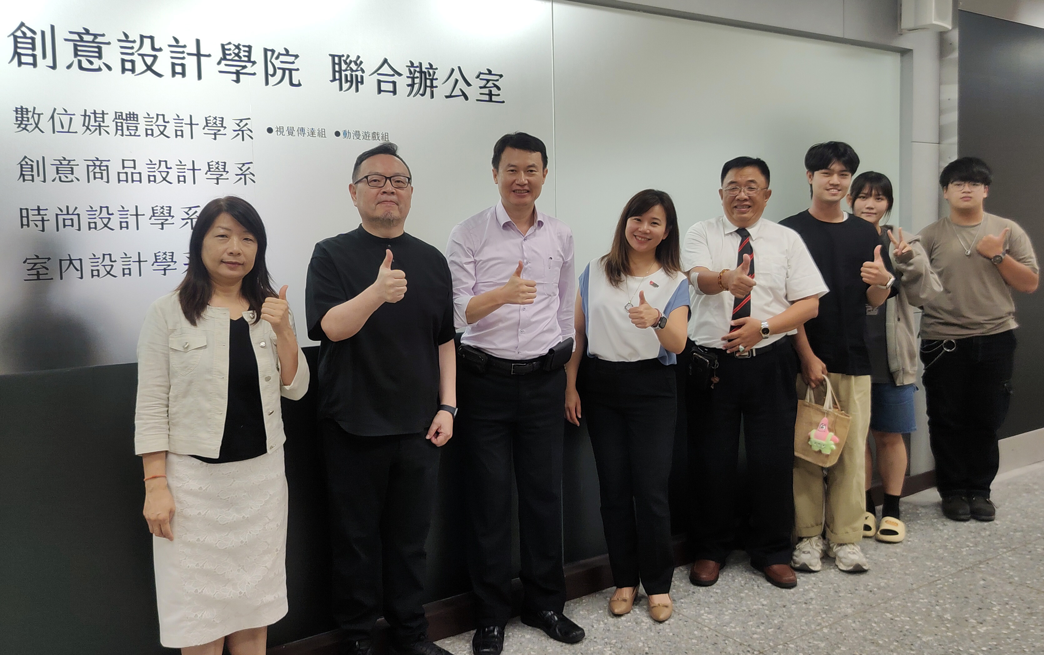 圖為亞大舉辦「英國設計雙聯學位講座」,(左起)時尚系古秀玉老師、數媒系李政宗老師、商設系龍希文主任、英國密德薩斯大學亞太區國際教育部經理袁瑛琦、及台灣區代表陳嘉宏。