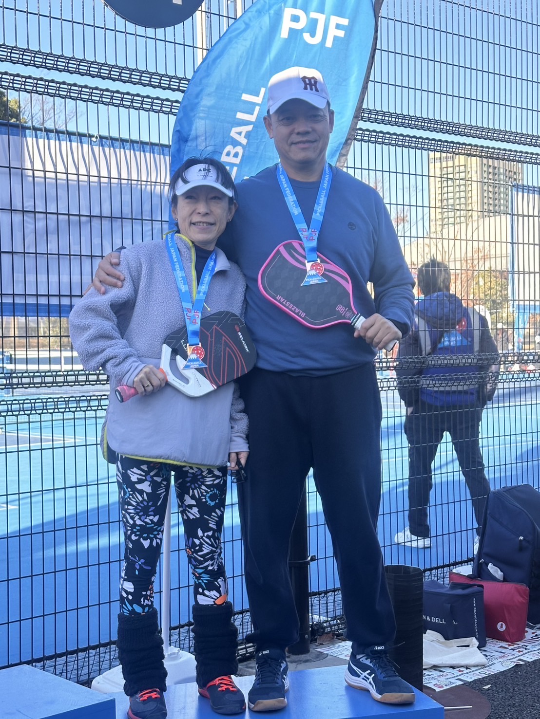圖為亞大陳朝鍵老師(右),與日本選手Noriko Miyake(左)搭檔,奪「2024東京匹克球錦標賽」的「50+ 4.5級」銅牌。