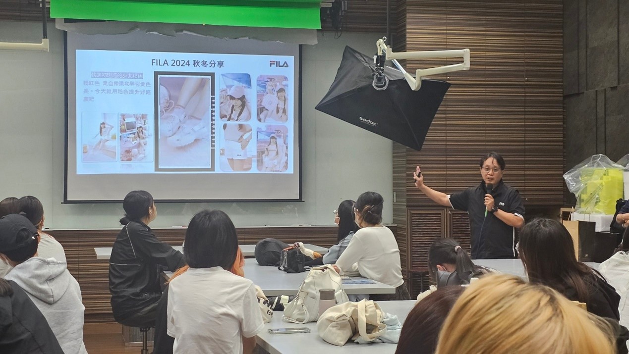 圖為FILA斐樂公司協理柯新進,談運動品牌如何創新、融入時尚元素。