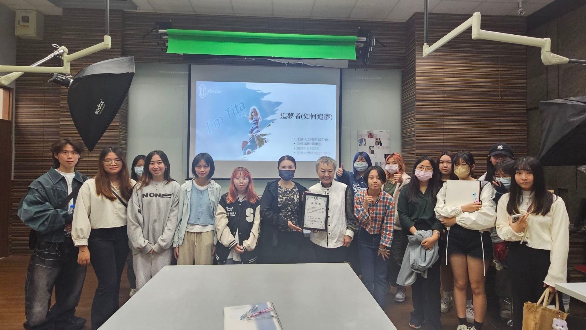 圖為亞大時尚系主任林青玫(左6)、歐宣國際開發設計公司設計總監許艷玲(左7),和參與講座同學合影。