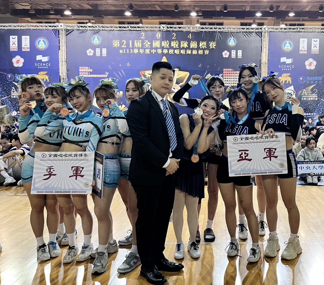 圖為(由左而右)亞大幼教系周芯萍及李欣、心理系曾煒鈞、幼教系王明慧、資傳系曾智怡同學,獲多底技巧大專女生一般組銀牌。