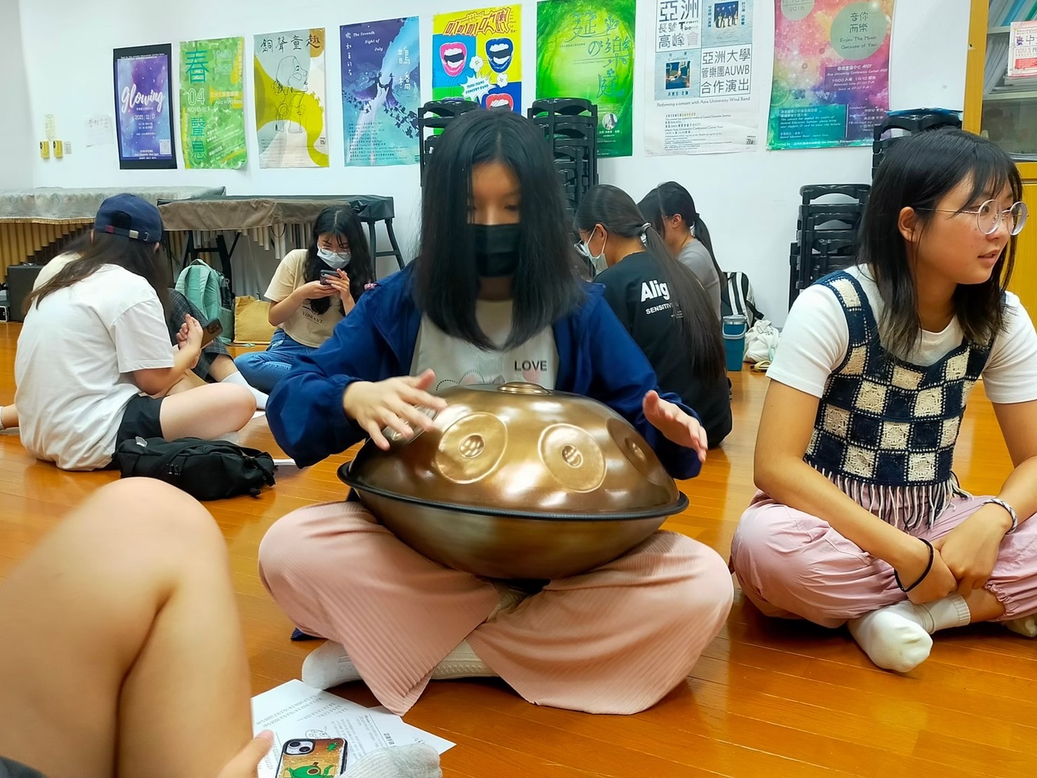 圖為亞大同學,練習操作手碟。