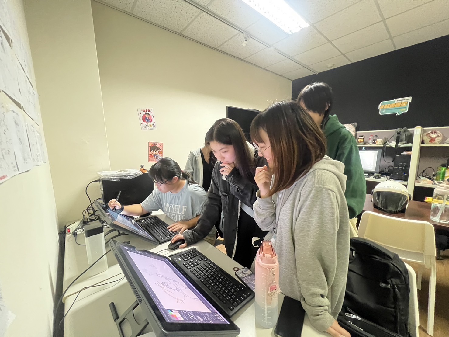 圖為亞大數媒系同學,在「動漫工作室」,專注為日本《哆啦A夢》、《青春之鄉》動畫繪圖。