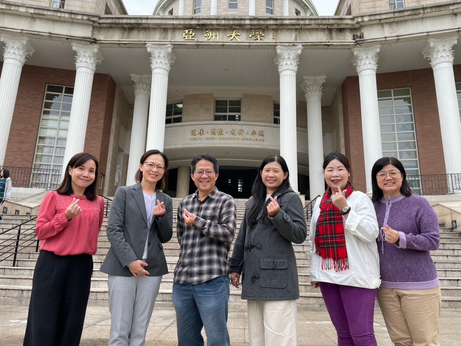 亞大112學年「校級優良班級導師」,(由左而右)心理系張瀚云、職治系王于欣、財法系陸敏清、幼教系羅育齡、護理系彭逸稘、社工系陳秀靜等6位老師。