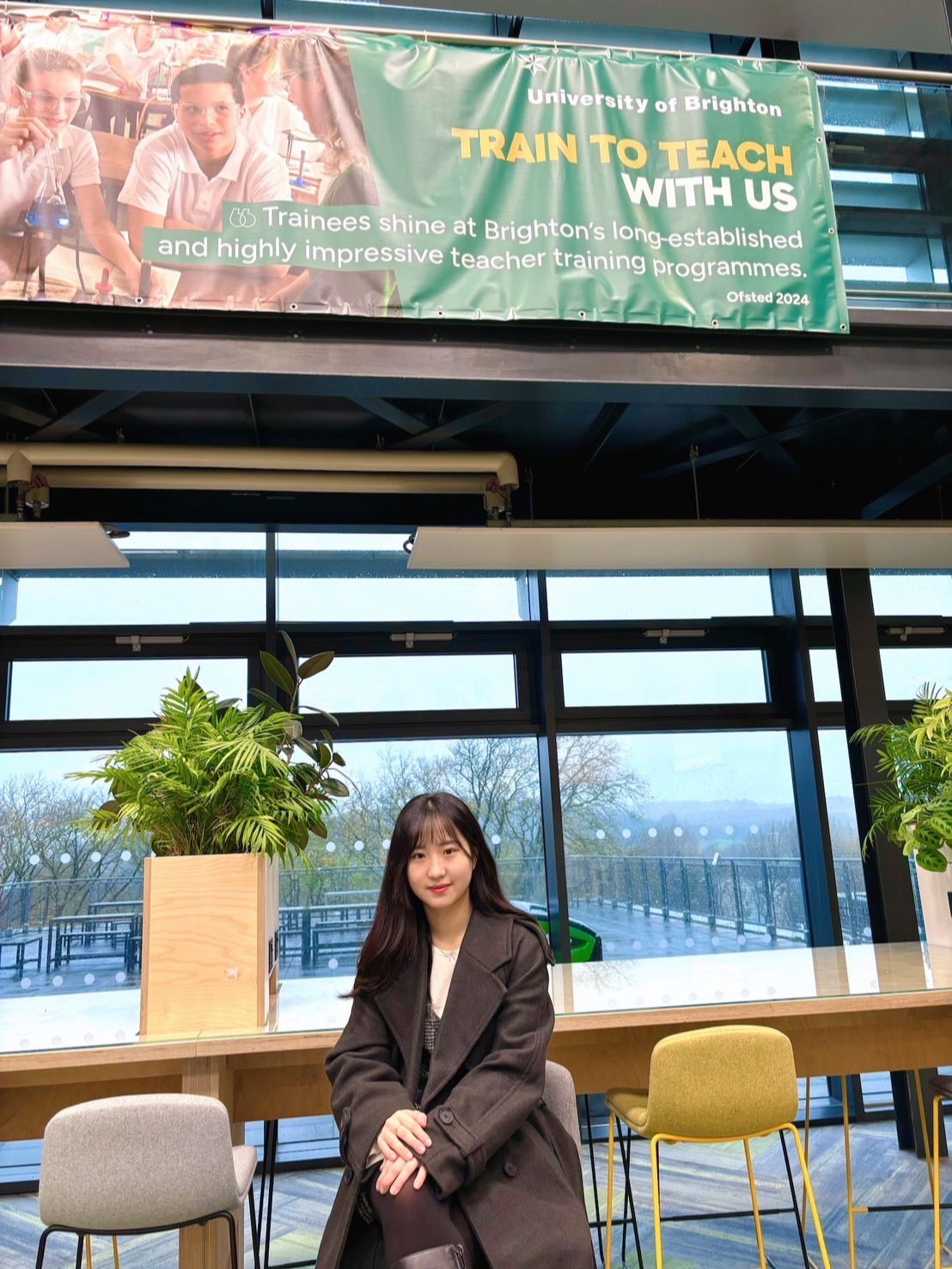 圖為亞大職治系余岱巧校友,正在英國布萊頓大學職治研究所就讀中。
