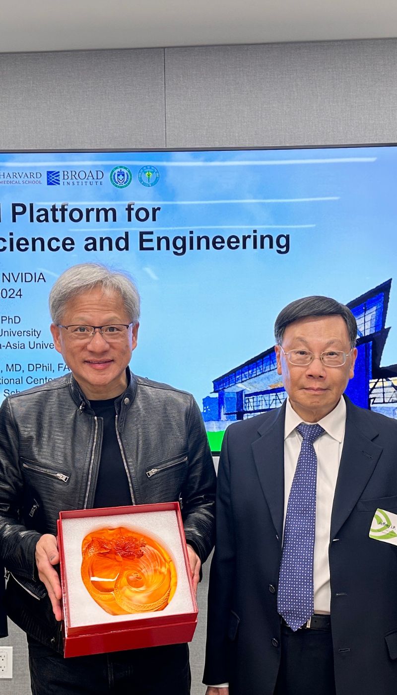 圖為亞大校長蔡進發(右)2024年率AI團隊前往美國矽谷,與輝達NVIDIA創辦人黃仁勳(左)合影。