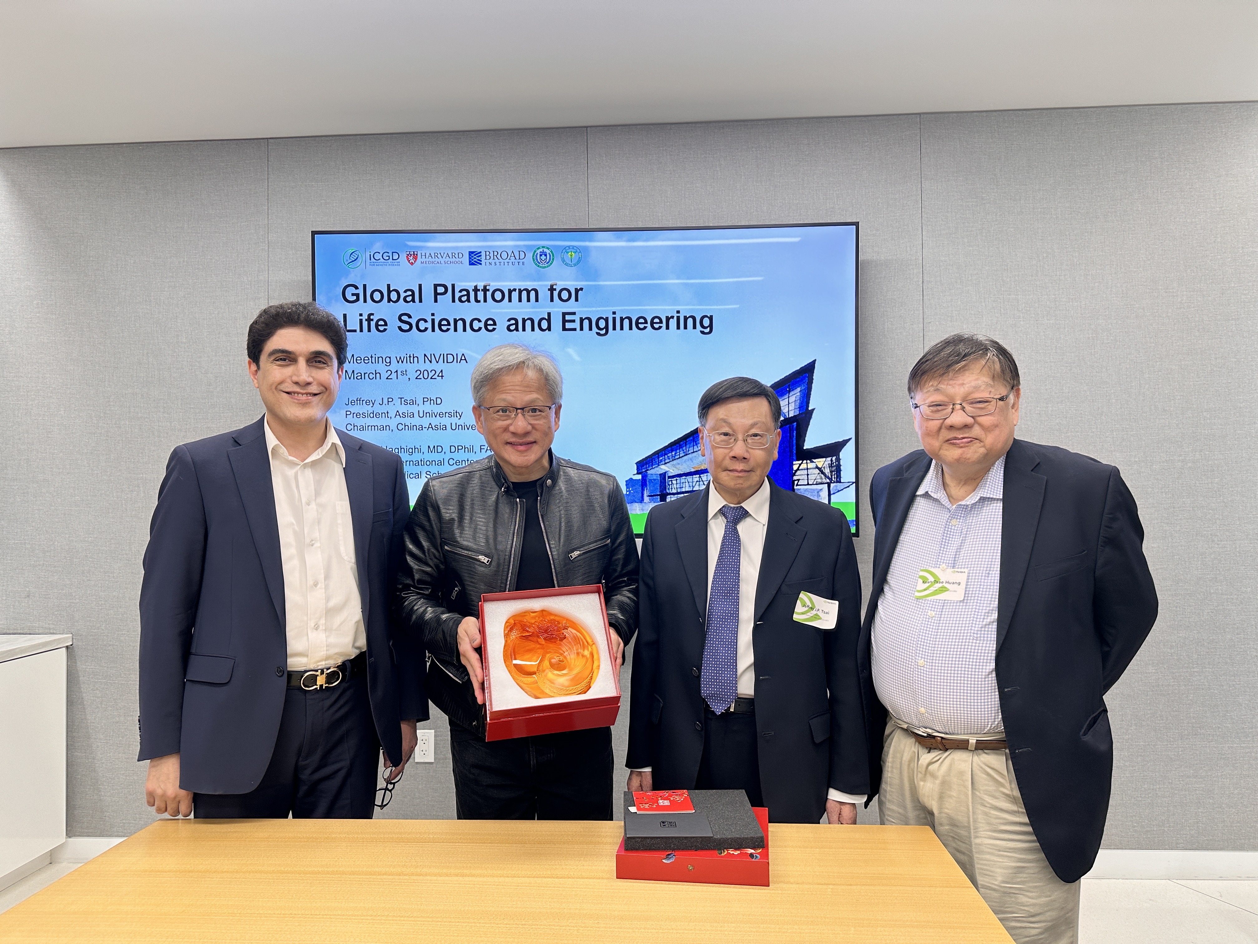 圖為亞大校長蔡進發(右2)、美國哈佛大學醫學院Alireza Haghighi教授(右4)、黃光彩講座教授(右1),2024年前往輝達總部與創辦人黃仁勳(右3)針對智慧醫療領域深入交流。