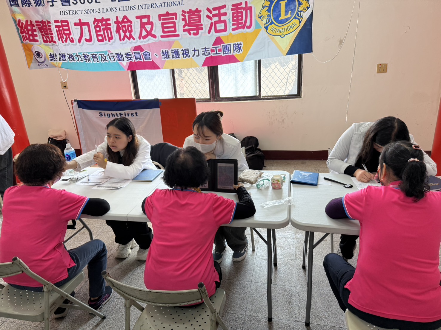 圖為亞大視光系師生,為民眾進行基本視覺機能檢查。