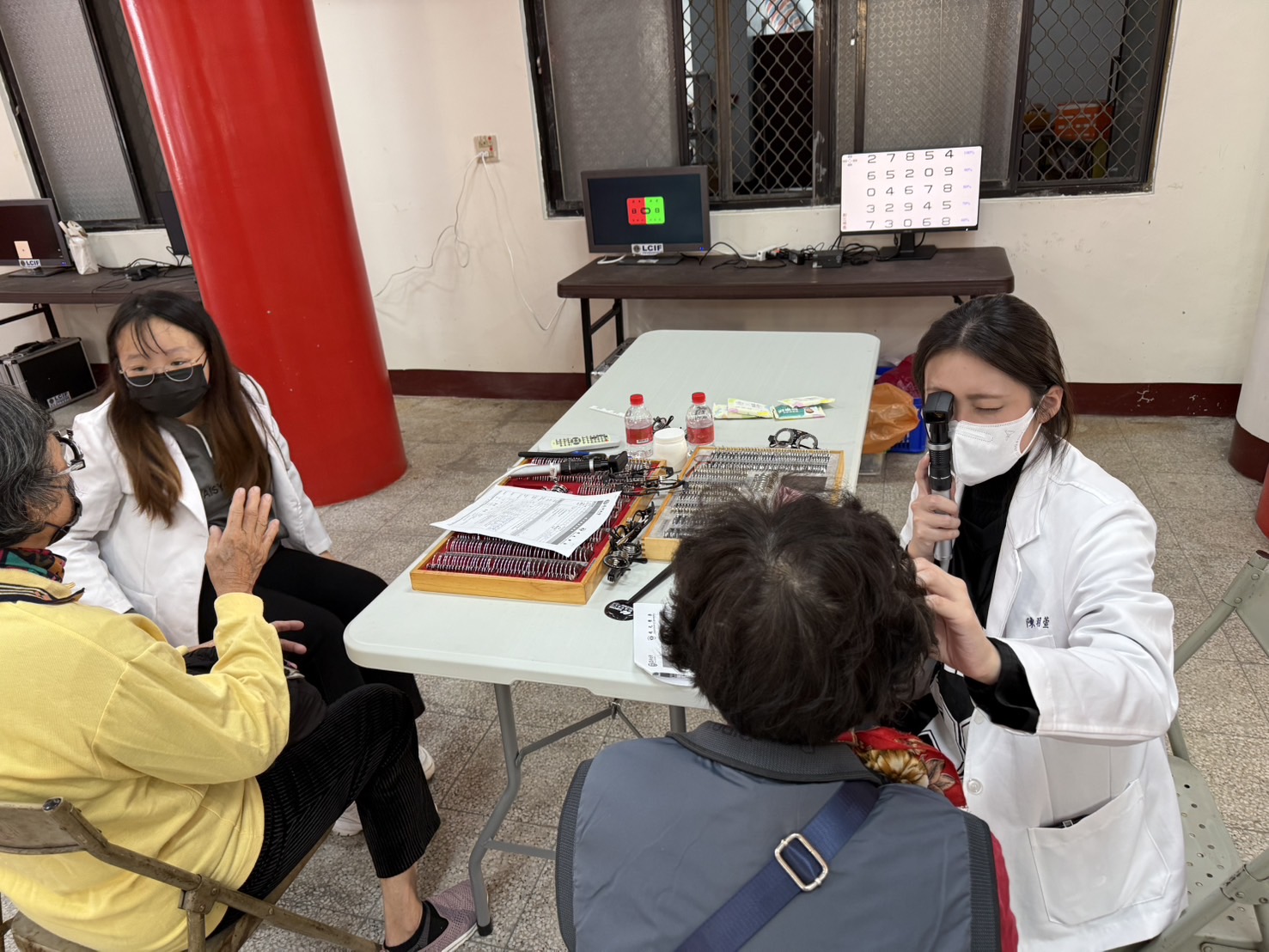 圖為亞大視光系同學,學習如何為民眾做視覺屈光檢測。