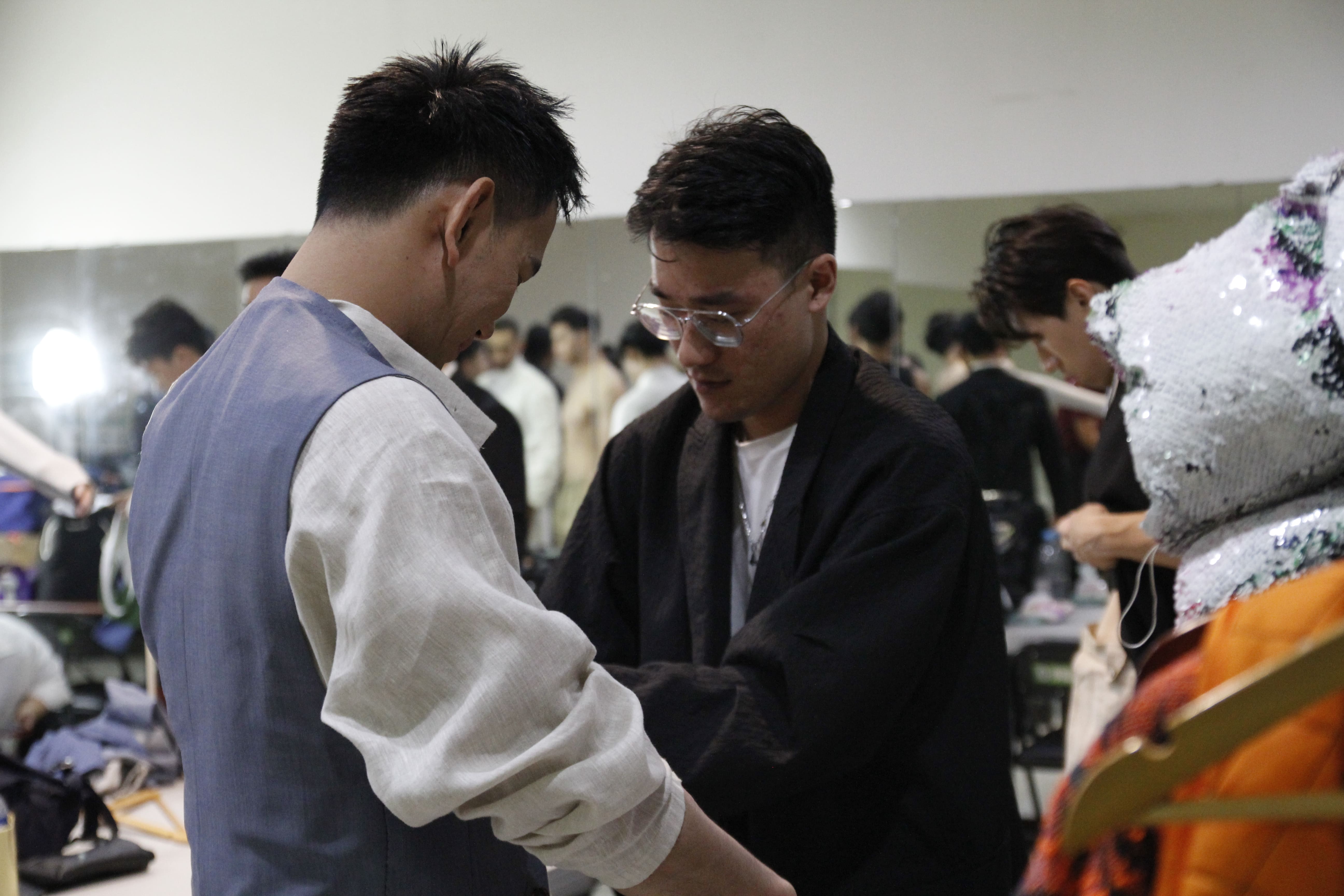 圖為亞大時尚系同學,為國際友誼先生-泰國選手進行展演服裝穿搭。