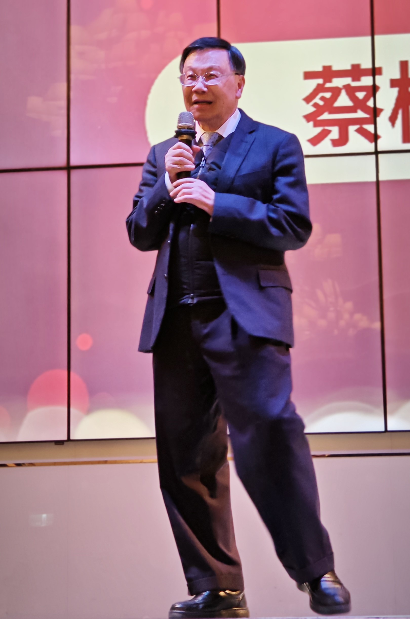圖為亞大校長蔡進發指出,亞大持續創新改變。