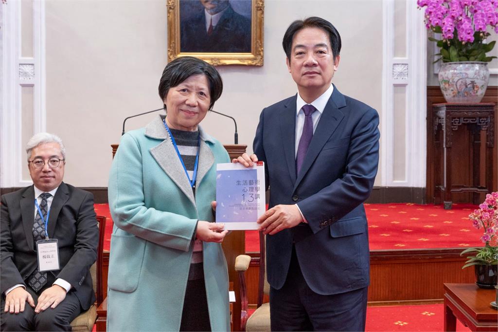 圖為亞大副校長柯慧貞(前排左),代表贈書給賴總統(前排右)。(照片來源:總統府)