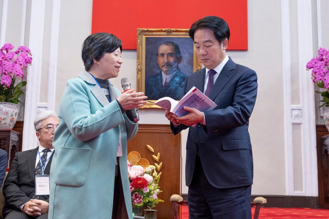 圖為亞大副校長柯慧貞(左),向賴總統(右)說明藏頭、藏尾詩的內容。(照片來源:總統府)