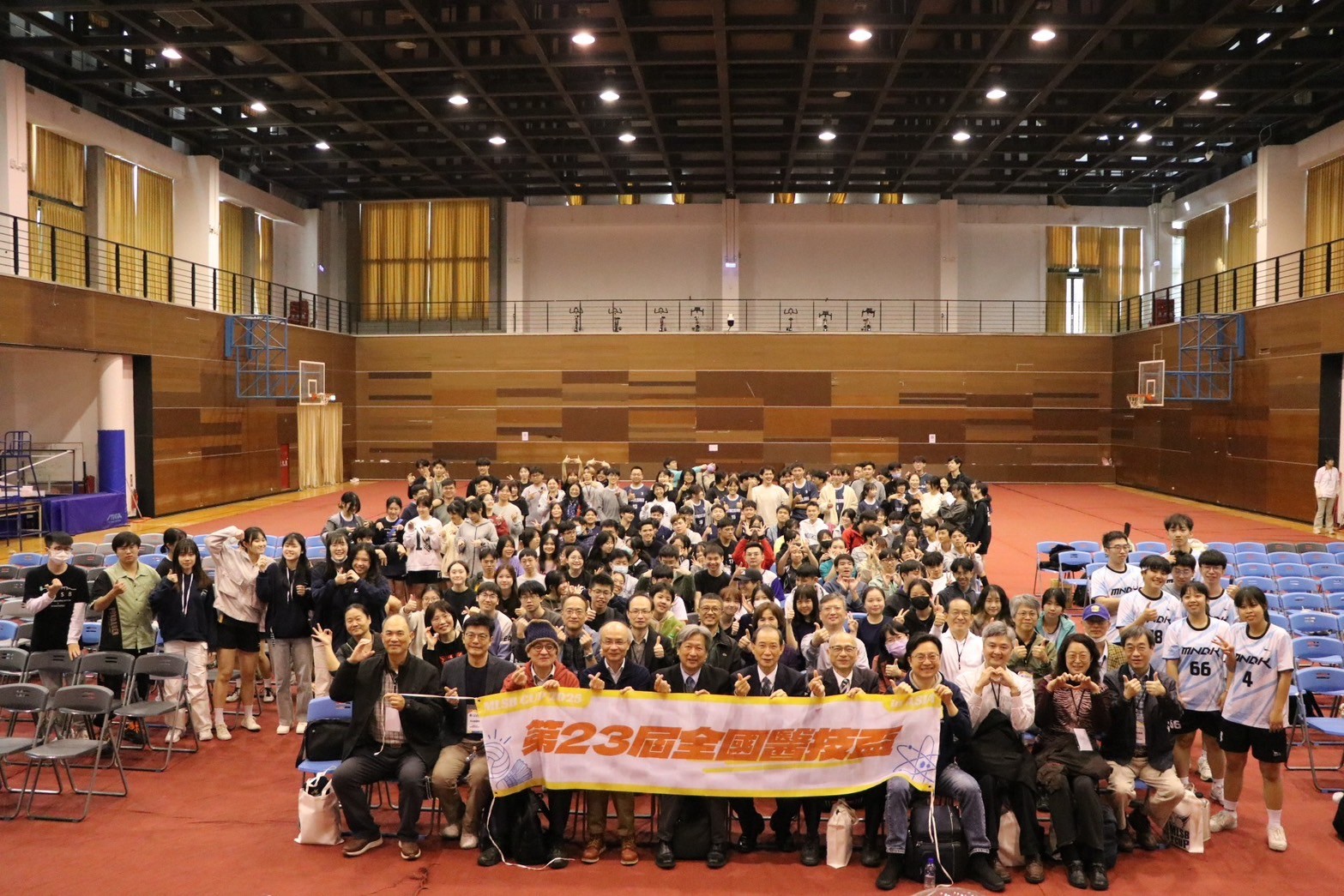 「2025全國醫技盃競賽」,在亞大體育館舉行,參與的各校師生在頒獎典禮合影。