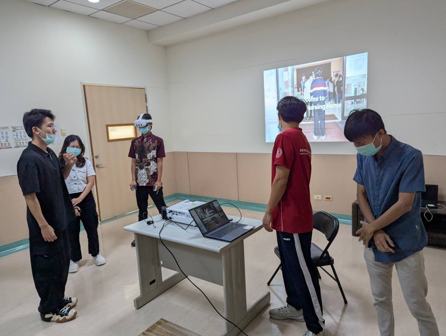 亞大印尼公費生,在永康護理之家展示他們製作的VR教材。