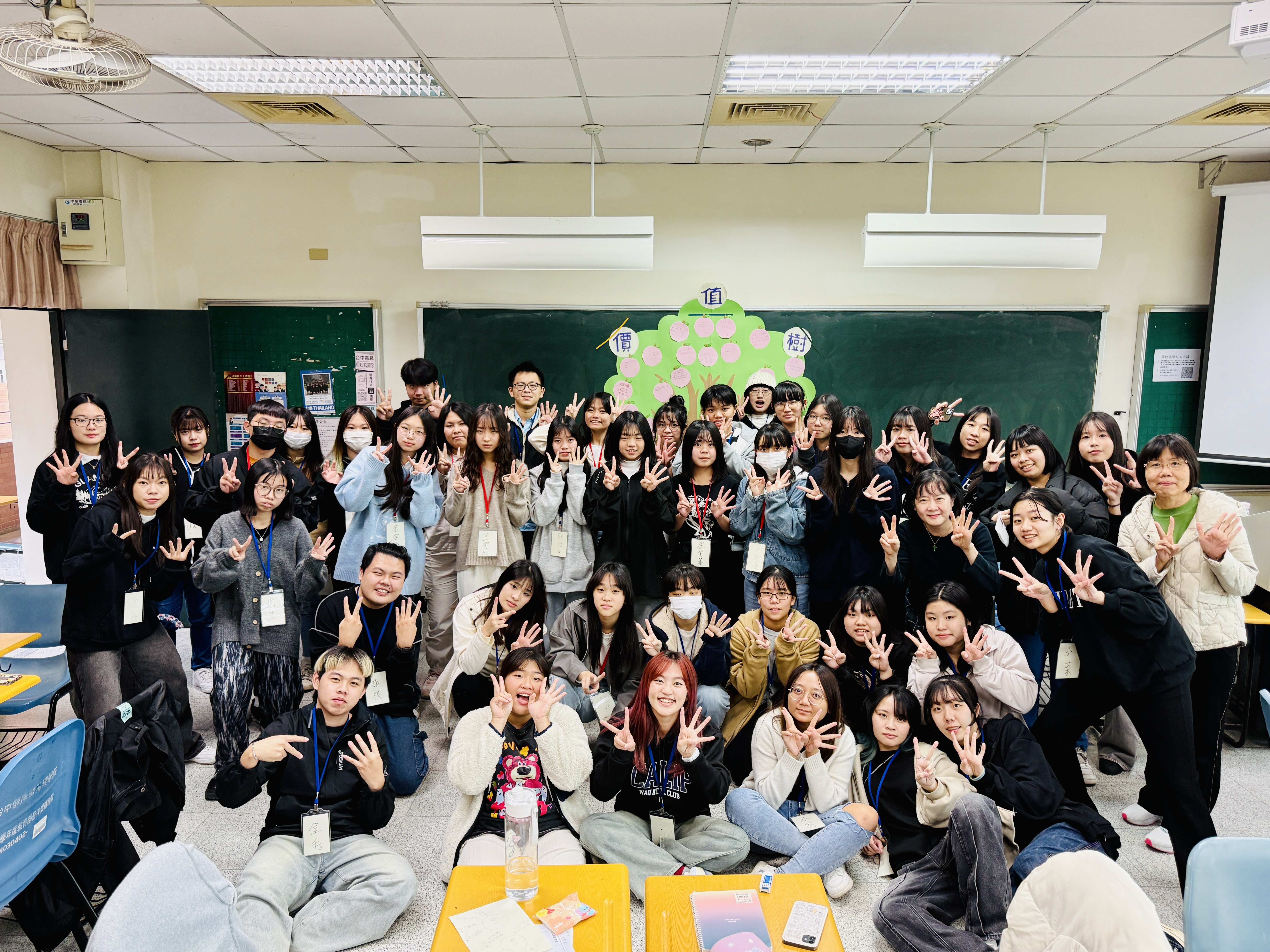亞大社工系「一日社工營」活動,學員完成活動後合影。