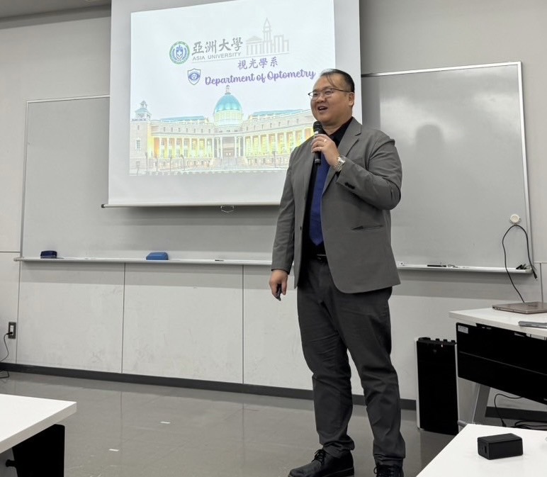 亞大視光系主任曾榮凱,分享「台灣視光專業之規劃及職涯發展」。