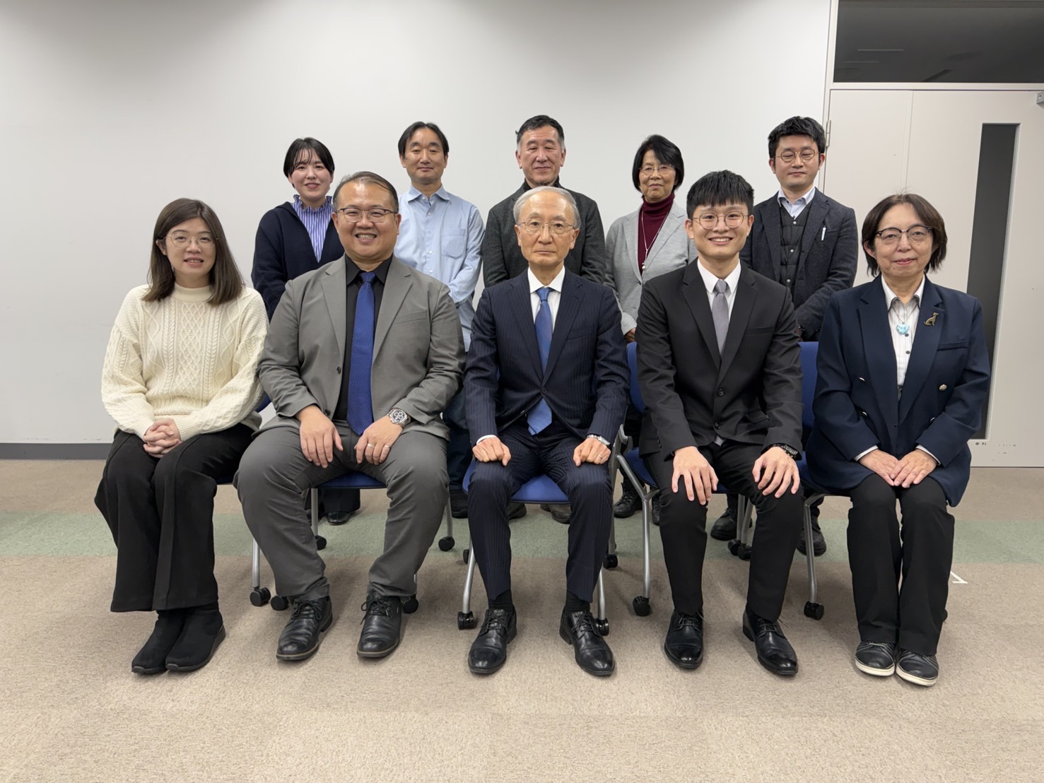 亞大視光系老師團,與日本東北文化學園大學校長加賀屋豐(前排左三)及教師團隊合影。