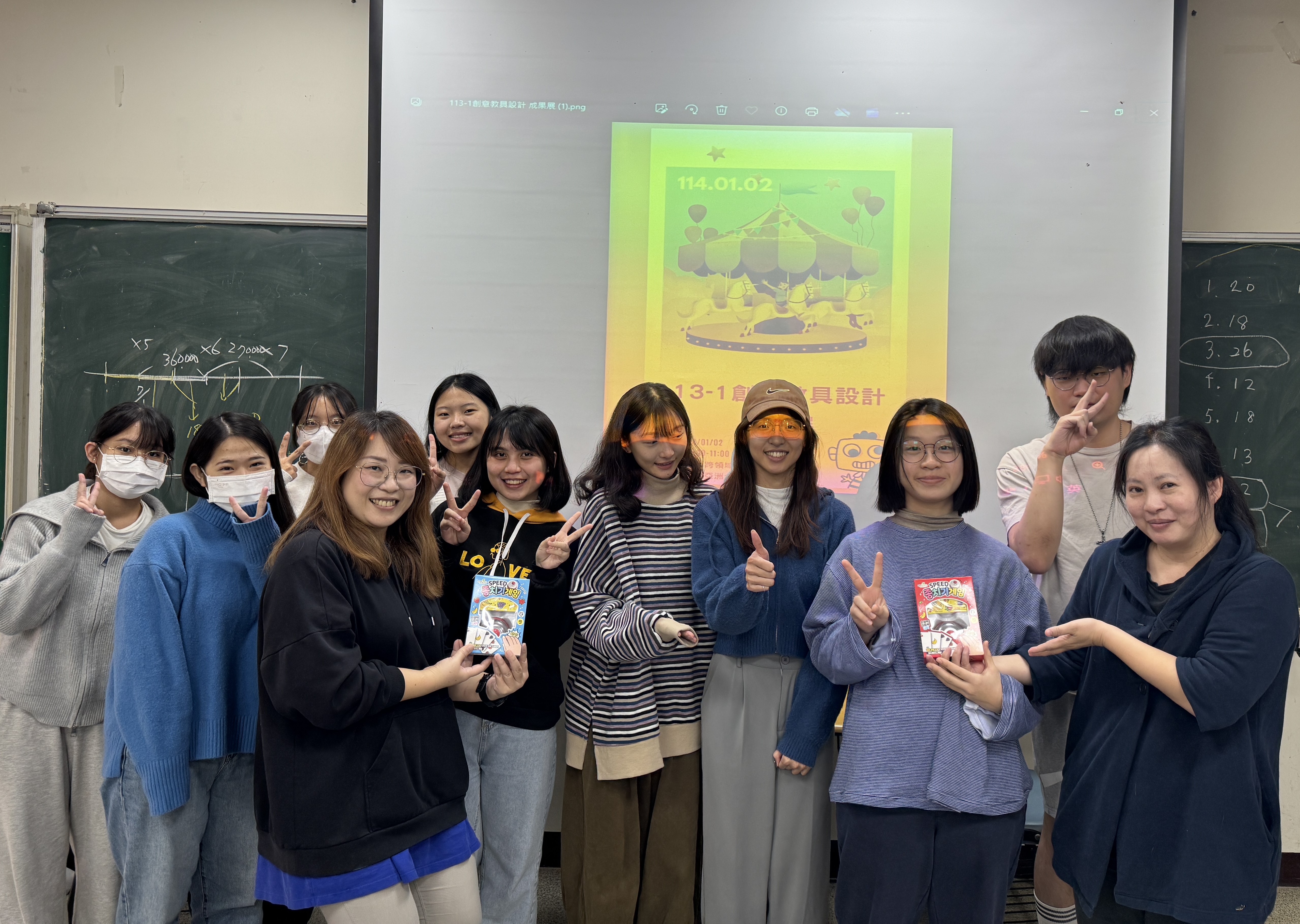 亞大幼教系鄭雅文(右1)、卓美秀老師(左3),頒獎給獲人氣獎的同學。