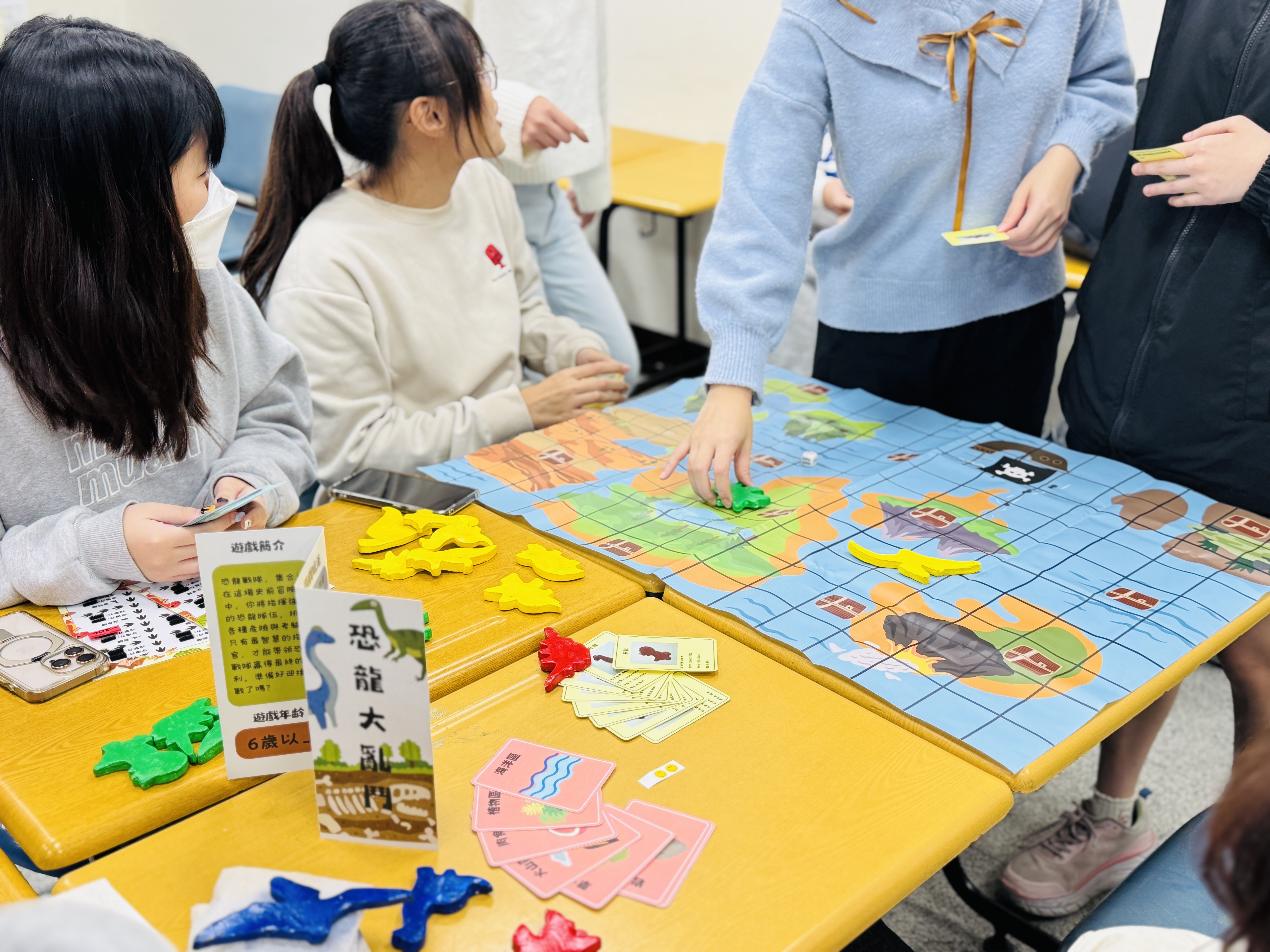 亞大幼教系同學,展示「恐龍大亂鬥」教具。