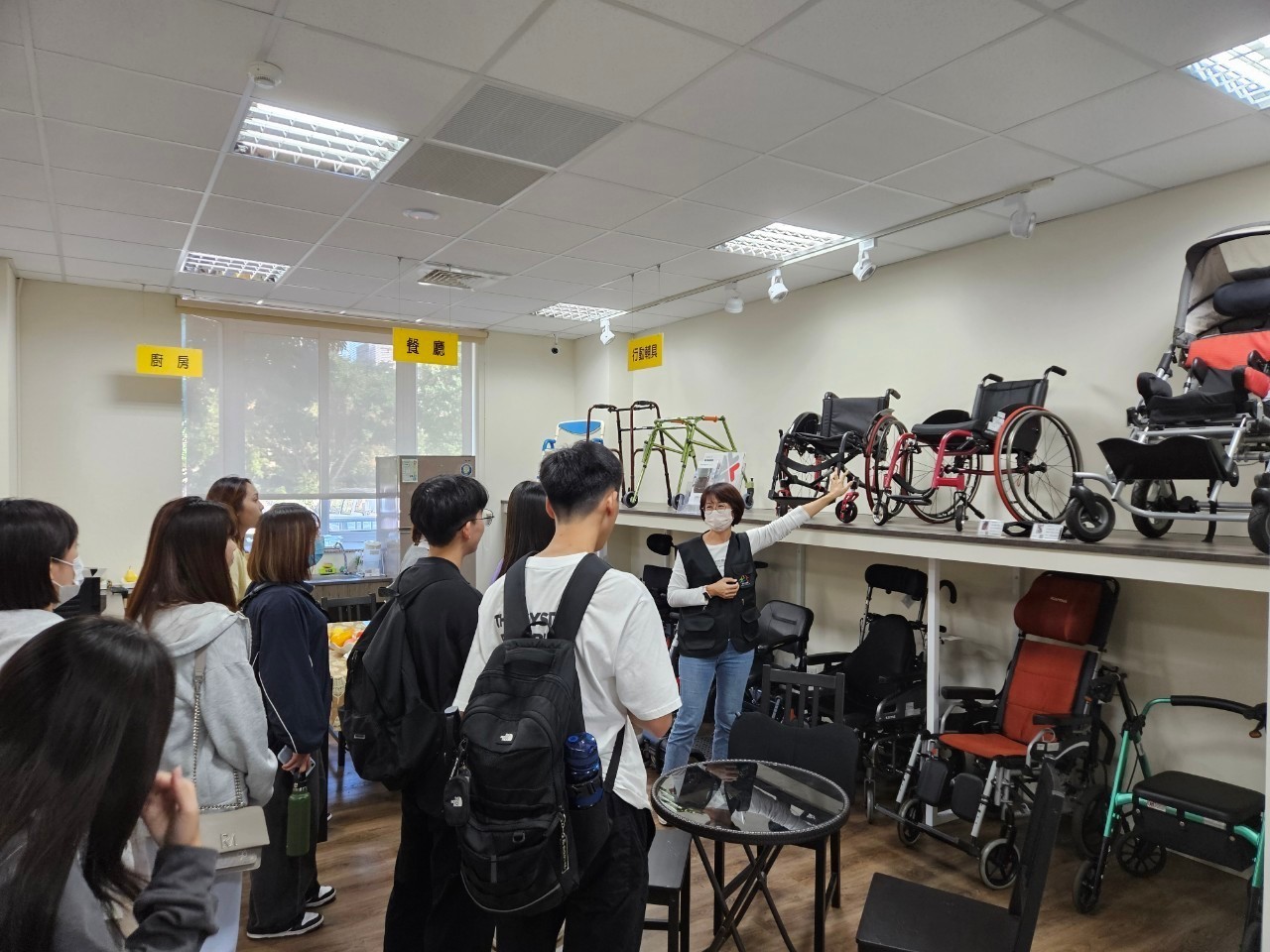 亞大物治系同學,在台中市南區輔具資源中心認識各式輔具。