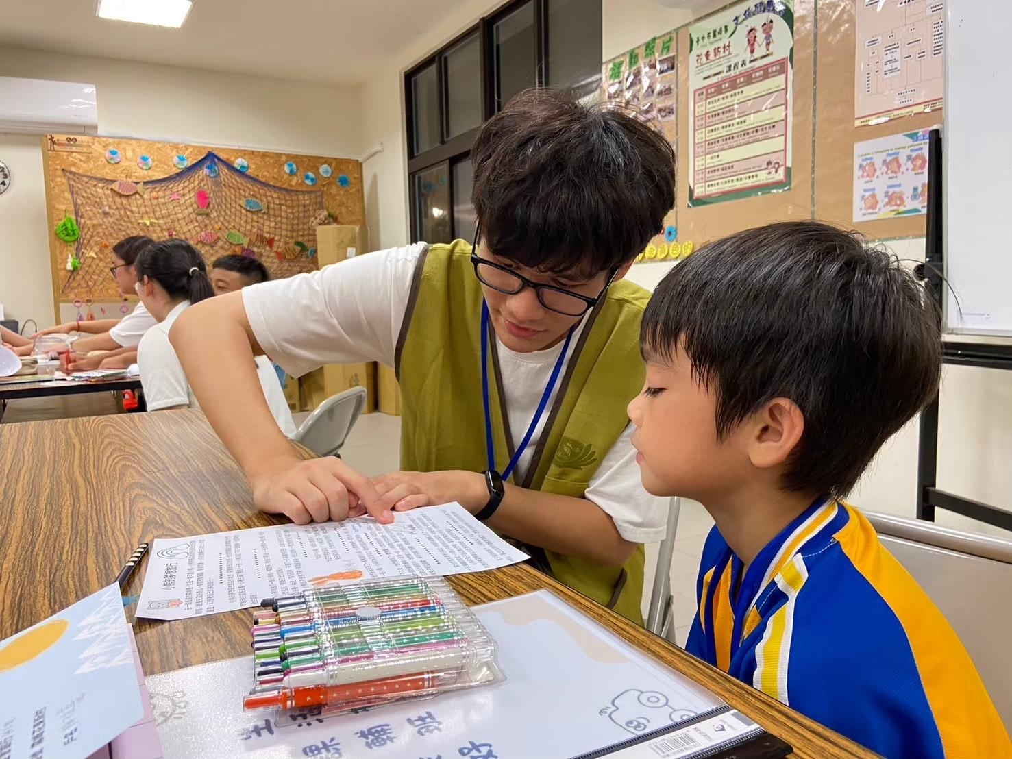 亞大室設系_黃詔堃同學(右),在花東新村陪伴孩童課輔。
