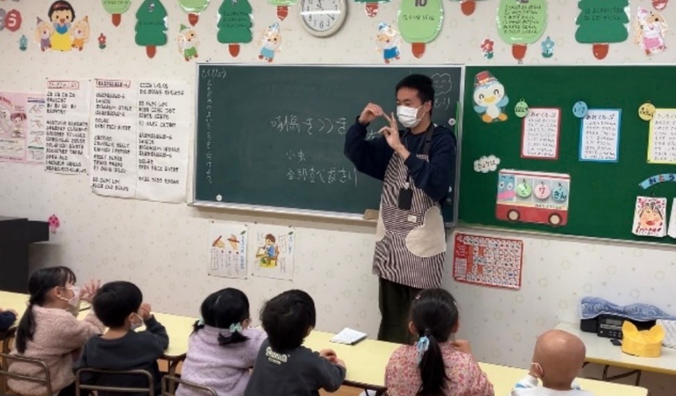 亞大幼教系陳紀凱同學,在日本實習時帶領幼兒歌唱。