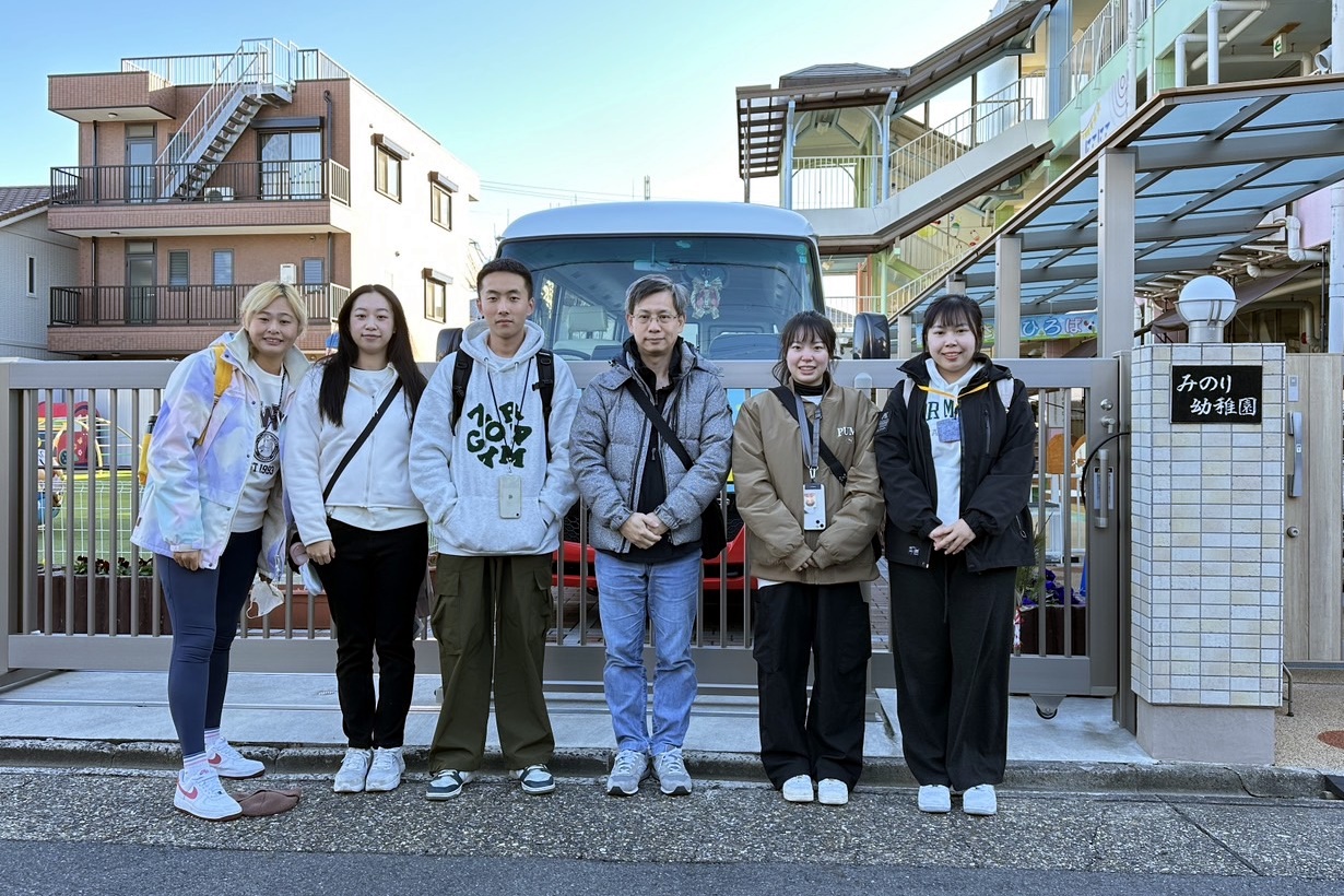 亞大幼教系林雍智老師(右3),帶領陳紀凱(右4)、呂淯甄(右2)同學,在日本名古屋幼兒園實習。
