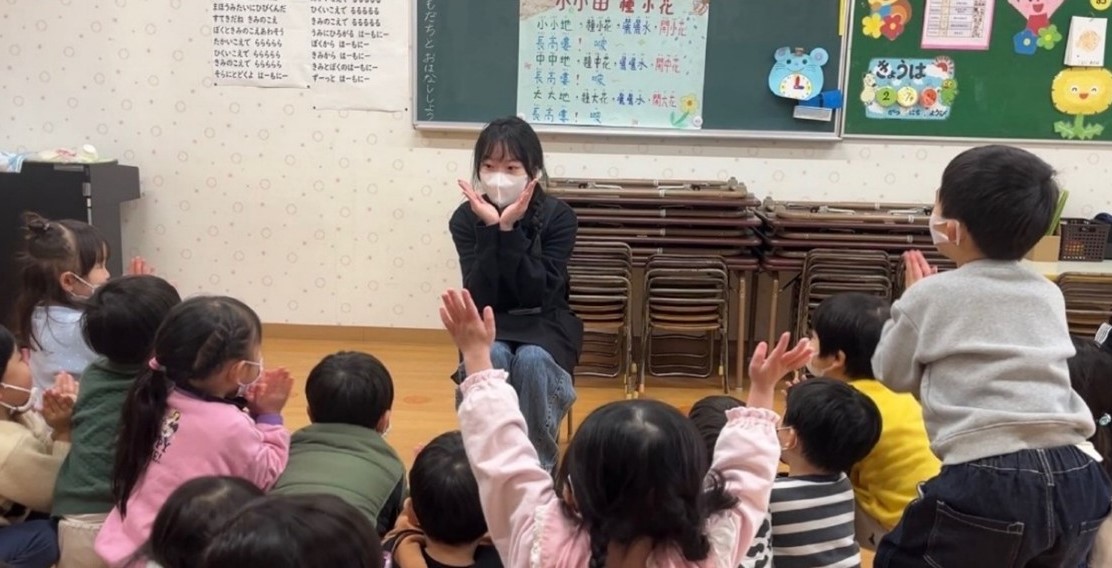 亞大幼教系呂湇甄同學,在日本實習時帶領幼兒歌唱。