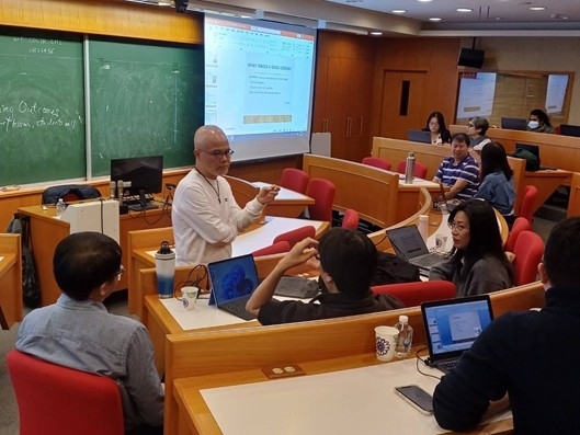 香港科技大學語文教育中心高級講師Po Lung Li,與上課學員互動。