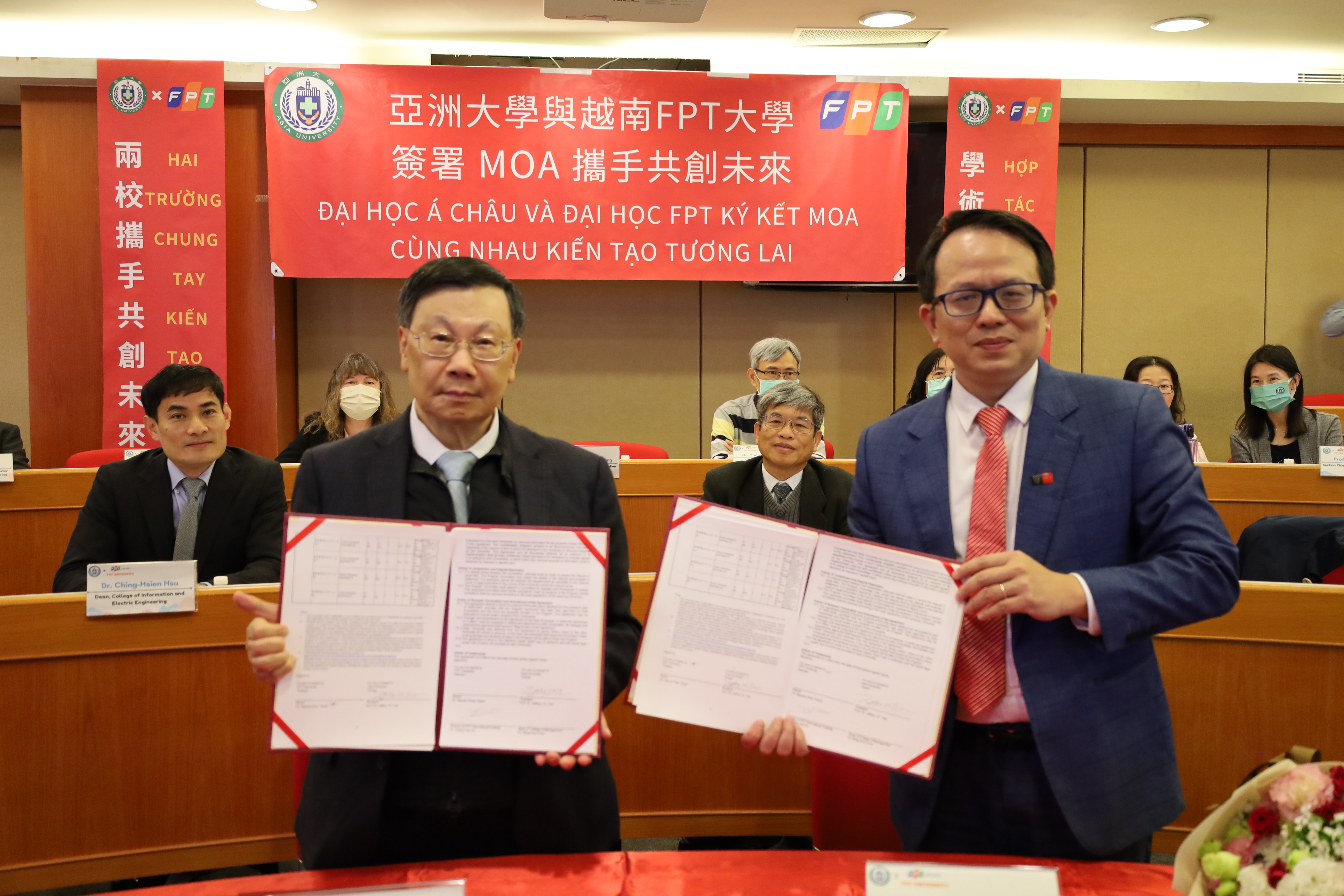 亞大校長蔡進發(左)、越南FTP大學副校長Hoang Viet Ha(右)簽署合作協議。