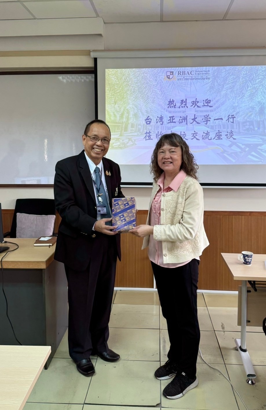 亞大經管系由系主任莊淑惠(右)帶隊到泰國參訪,與泰國工商大學副校長 Keerath Sanguansai(左)洽談合作。