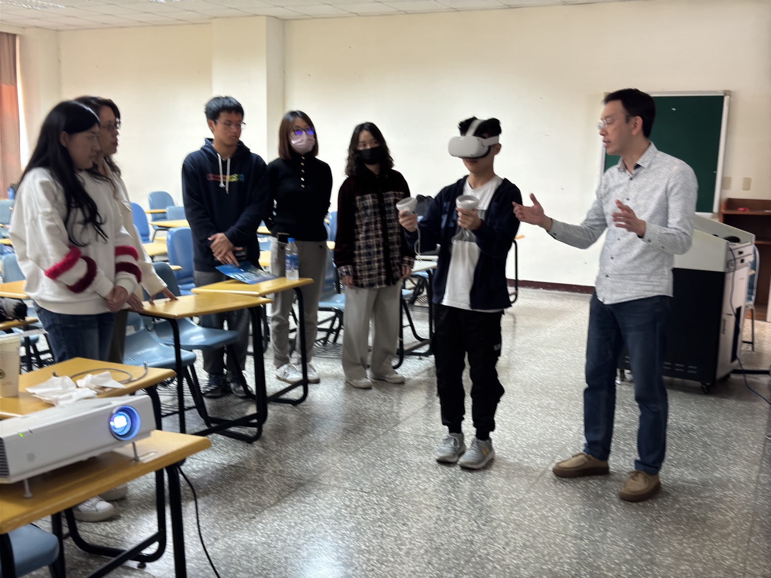 亞大資電學院副院長兼人工智慧學系主任劉國成(右),介紹該系採用VR設備融入課程。