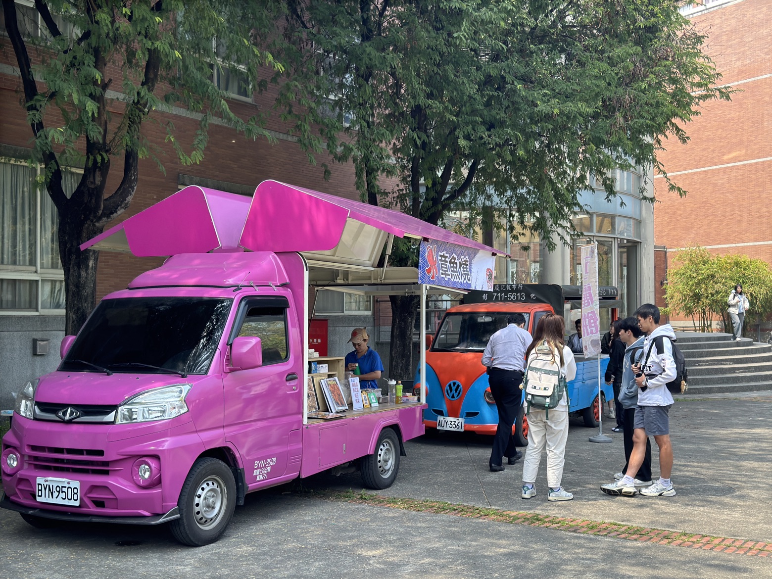 胖卡餐車進駐亞大校園,吸引同學選購美食。