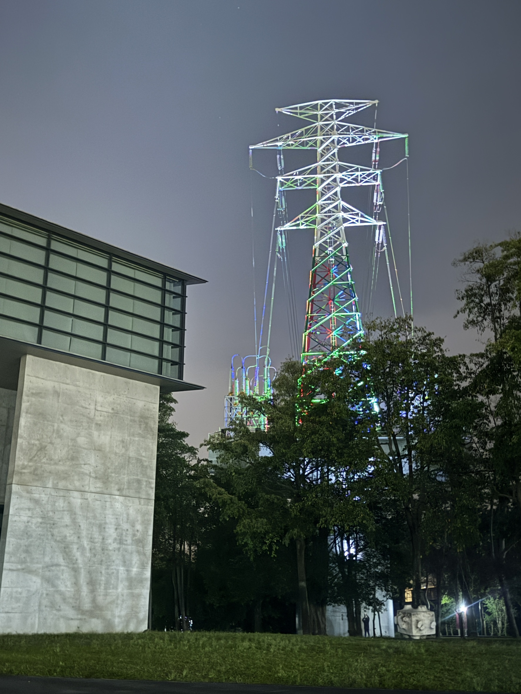 亞大現代美術館旁超高壓電塔美化點燈,與亞美館的三角形外觀呼應。