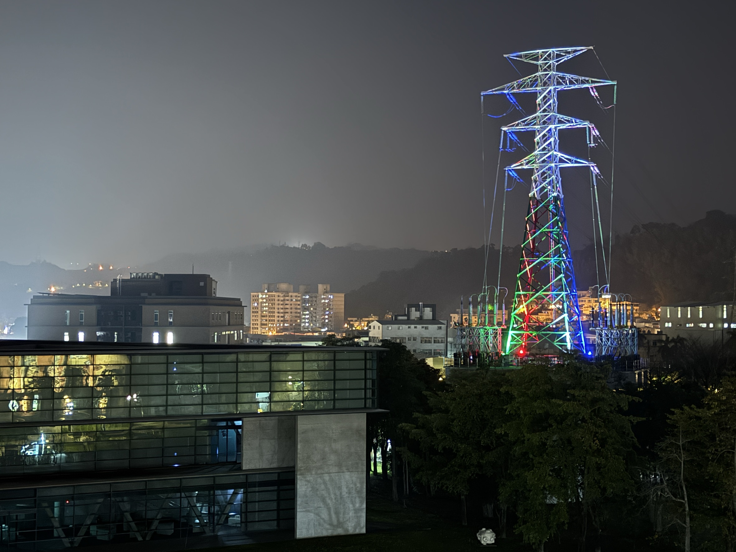 從制高點欣賞亞大現代美術館旁超高壓電塔美化點燈,與亞美館的三角形建築呼應,成為霧峰新地標。