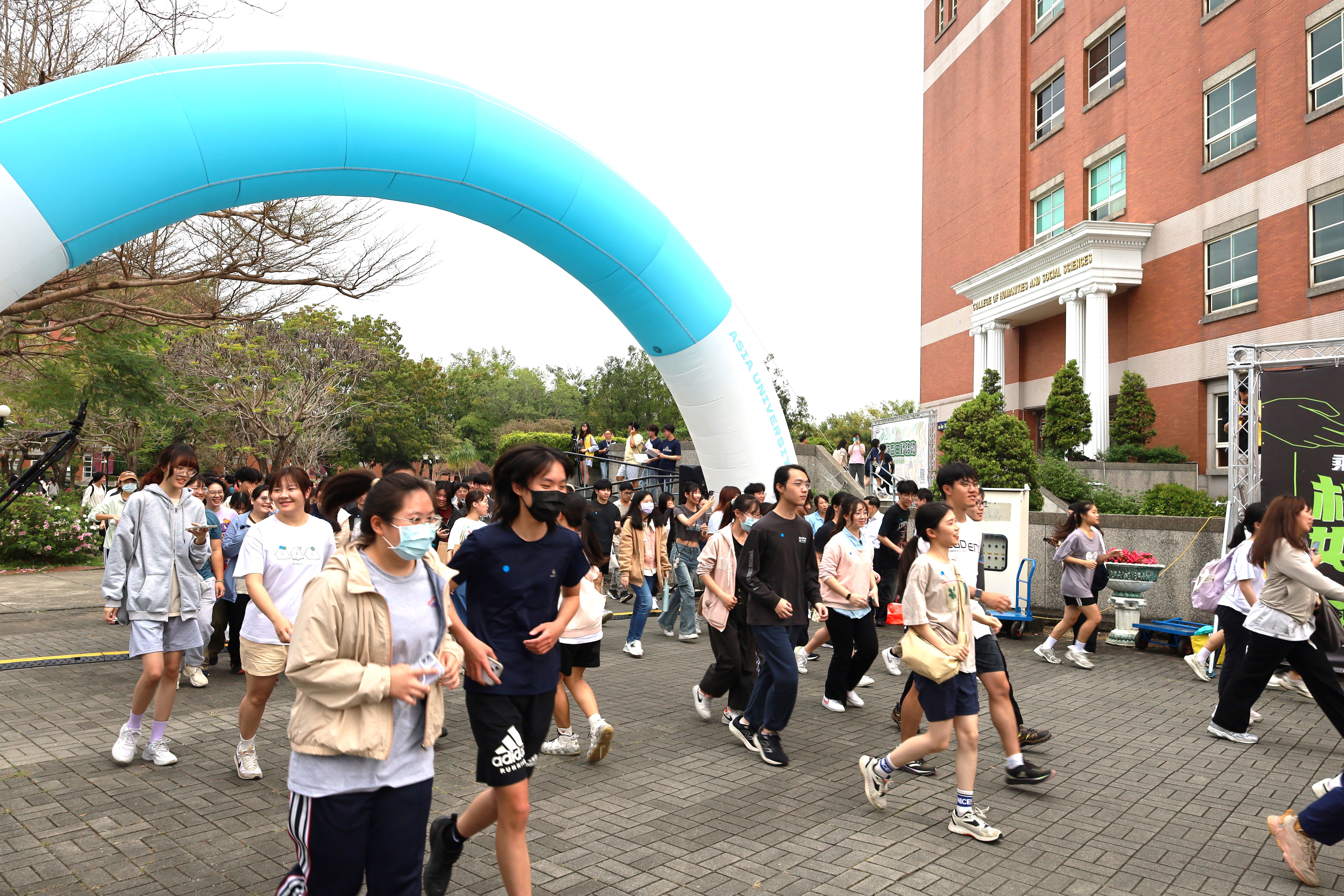 亞大「長海盃」路跑活動，也有許多人踏青欣賞校園美景。