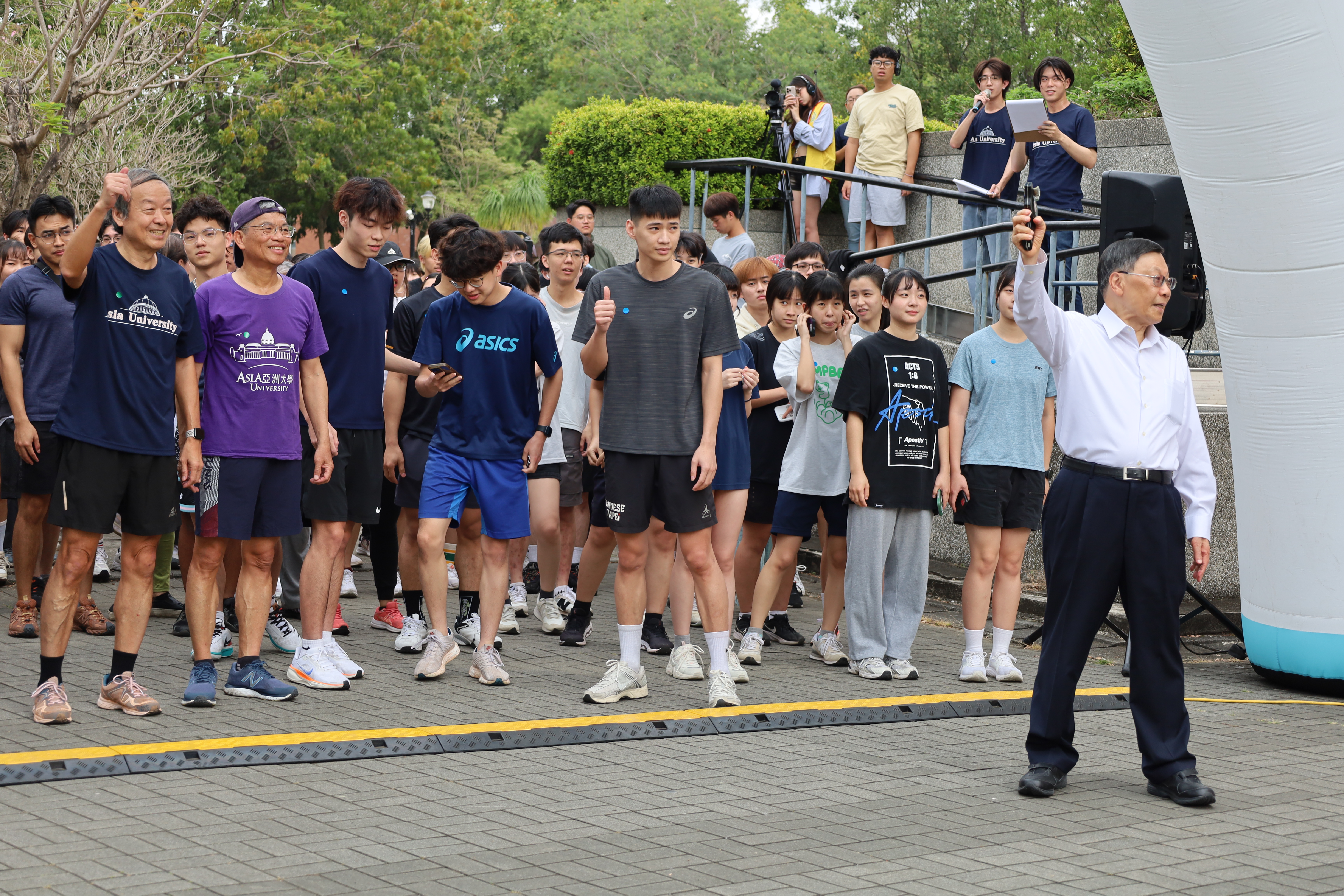 亞大校長蔡進發(右)，為路跑活動鳴槍起跑。