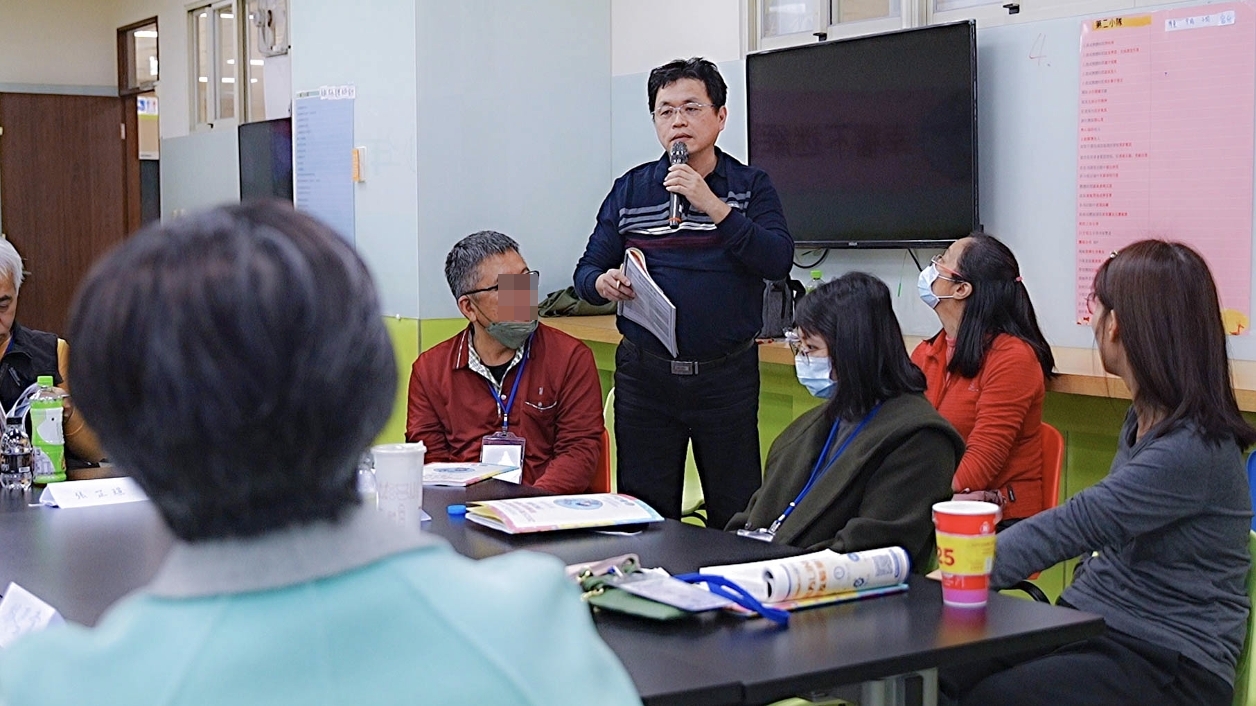 在「親子溝通訓練」課程中，家長透過「三明治溝通技巧」演練，學習如何與青少年有效溝通。