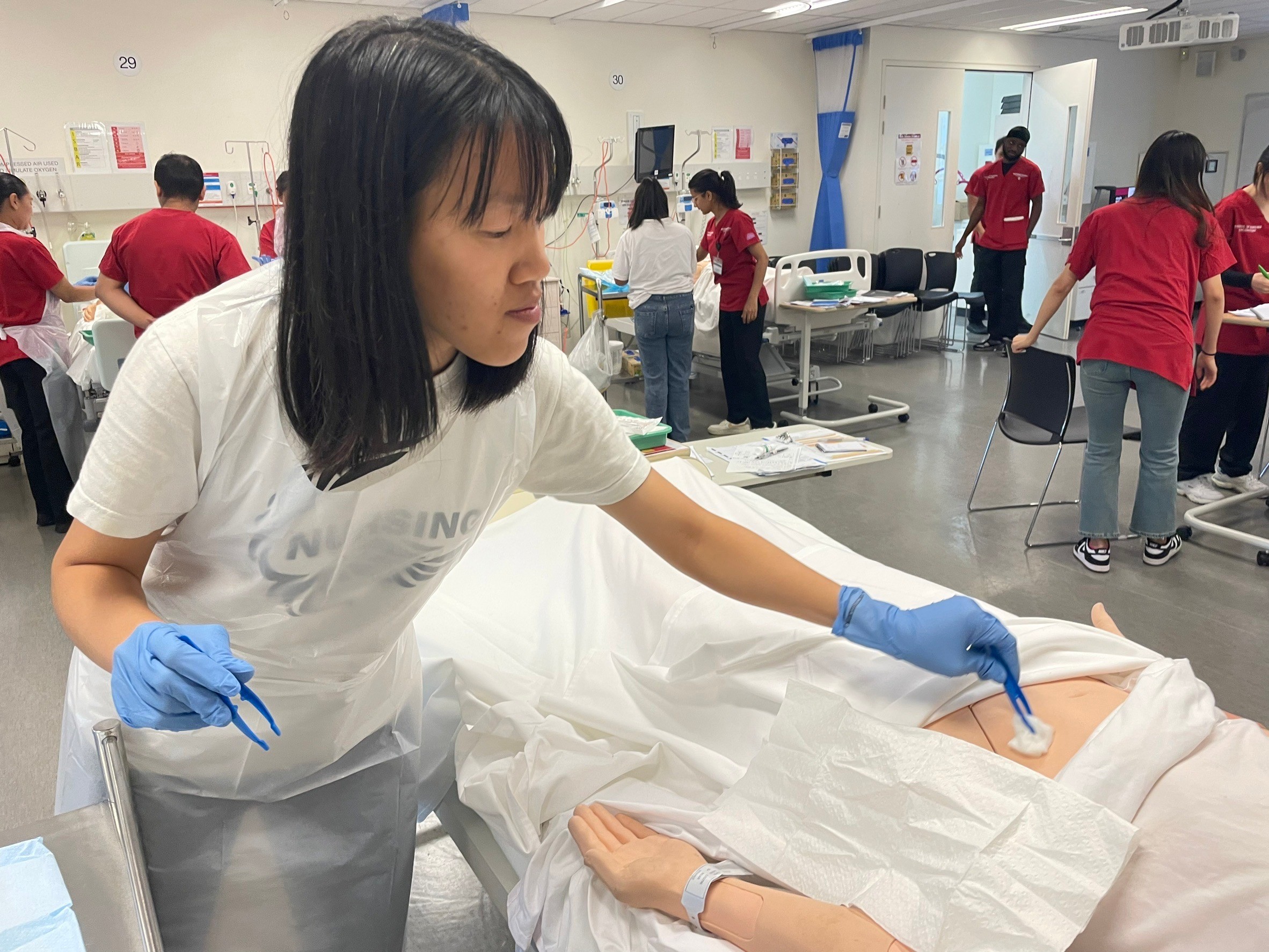 亞大護理學系甘智誼同學，在澳洲西雪梨大學Nursing LAB課程，執行傷口換藥技術。