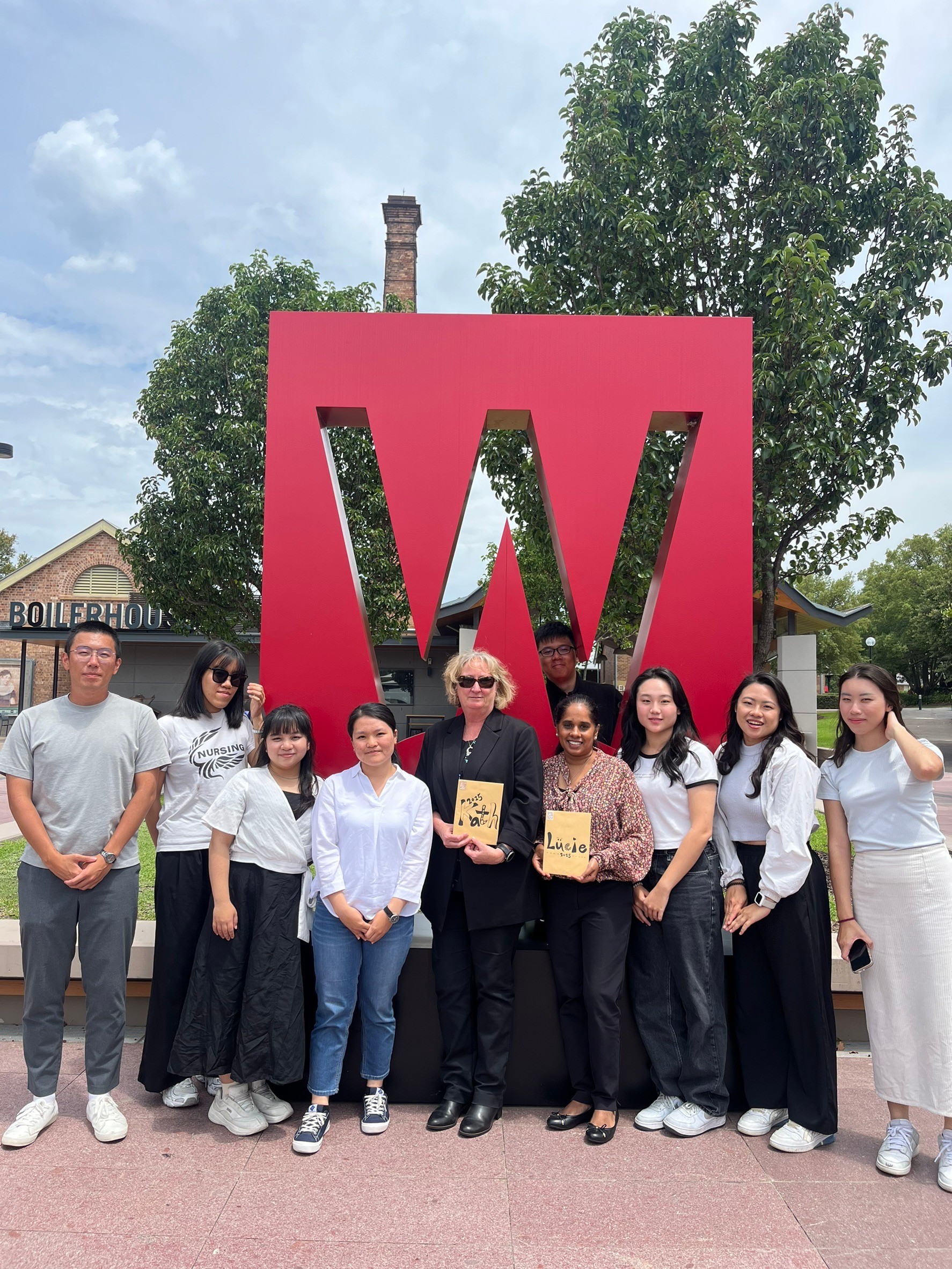 亞大護理學院實習同學，與澳洲西雪梨大學護理學院Professor Kath Peters(左5)、Professor Lucie Ramjan (右4)，在西雪梨大學校門口合影。