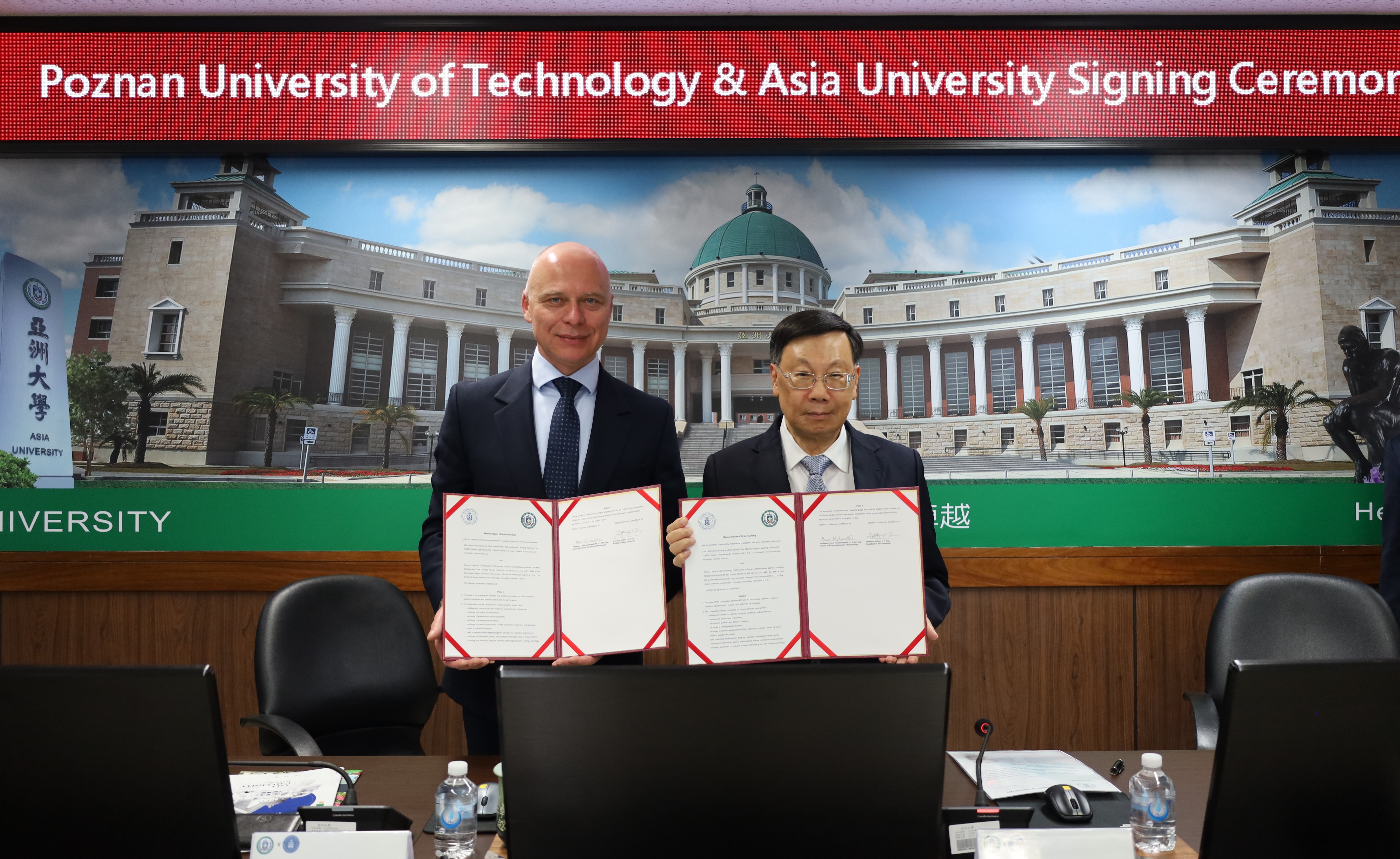 亞大校長蔡進發(右)、波蘭波茲南理工大學國際事務副處長Mariusz Glabowski(左)代表簽署合作備忘錄。