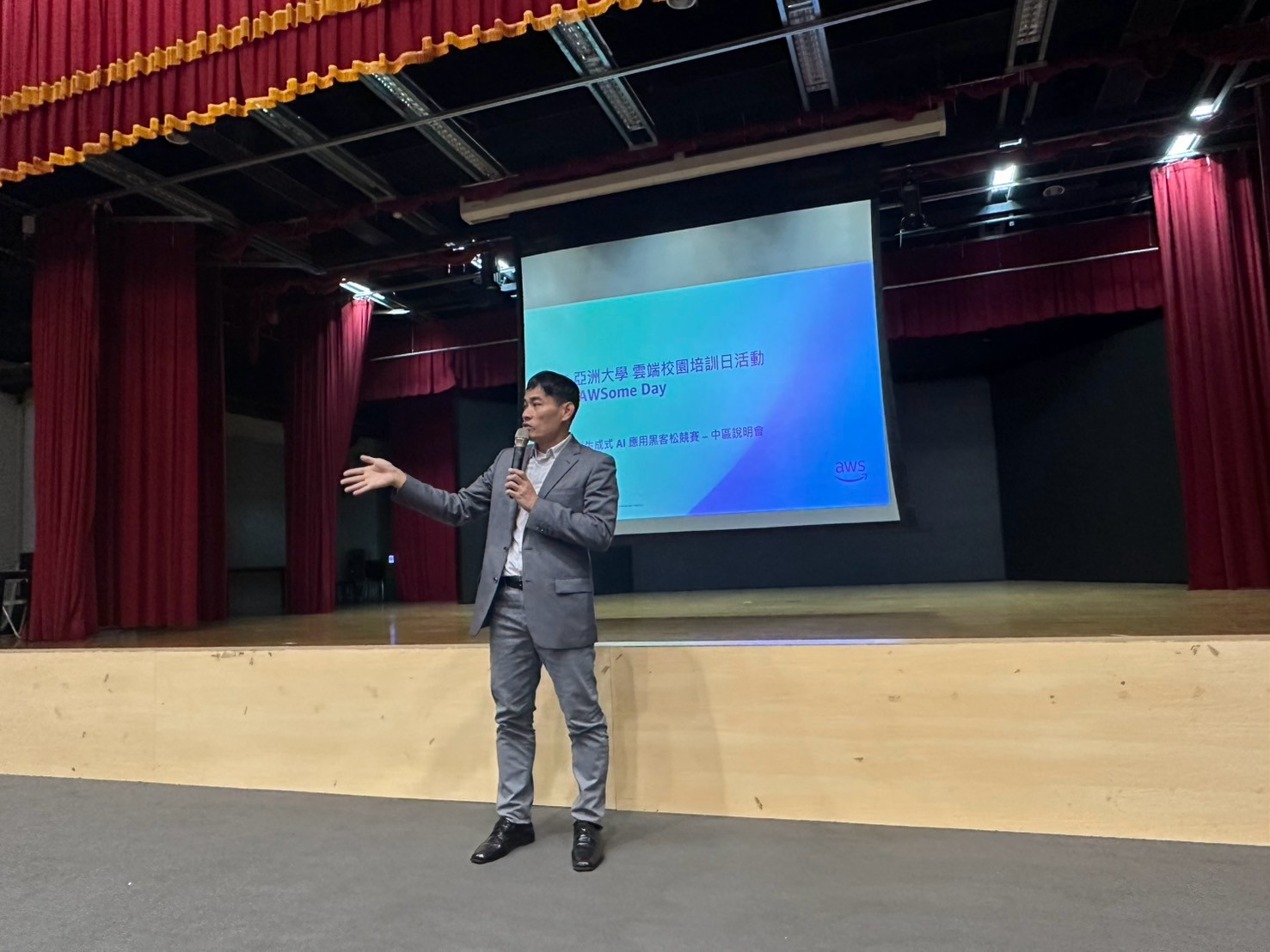 亞大資電學院長許慶賢指出,考取AI國際證照,能在職場上獲取高薪。