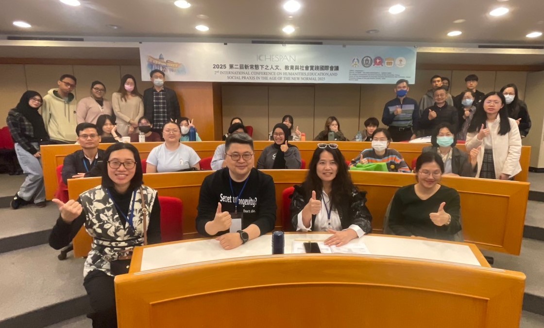 台大外文系黃山耘教授(前排左2)，以「脈絡考量：EMI的多元樣態」為主題，分享台大辦理師資培訓的觀察與反思。