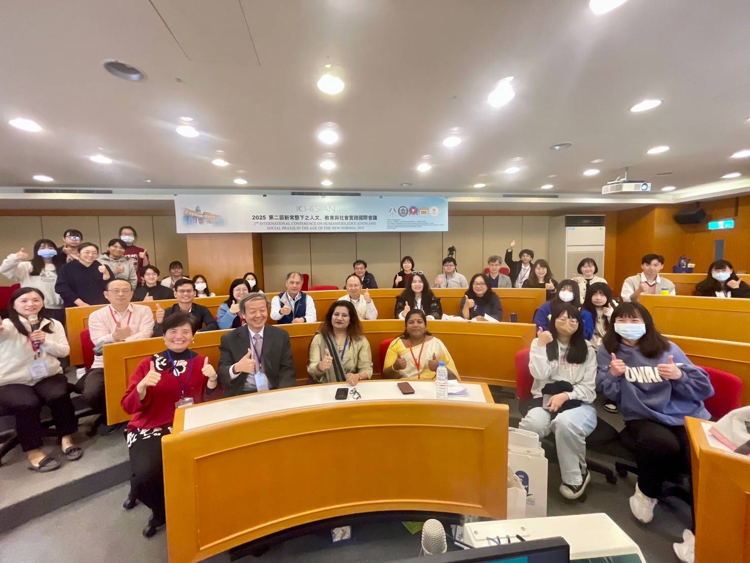 亞大人文國際研討會，(前排由左而右)亞大人社學院長廖淑娟、亞大副校長曾憲雄、印度斯坦文理學院執行長Dr. Susan Verghese、社工系主任Dr. Sakthi Prabha，和參與師生合影。