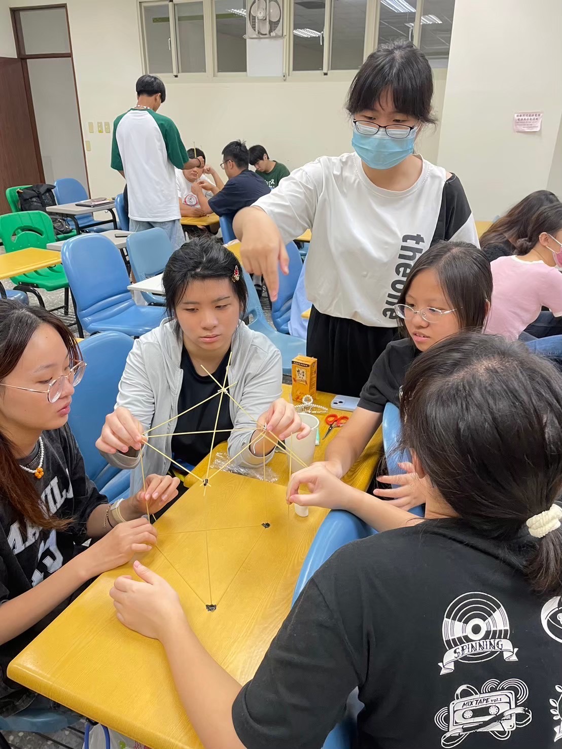 亞大同學在課程中，練習、培養默契的上課情形。