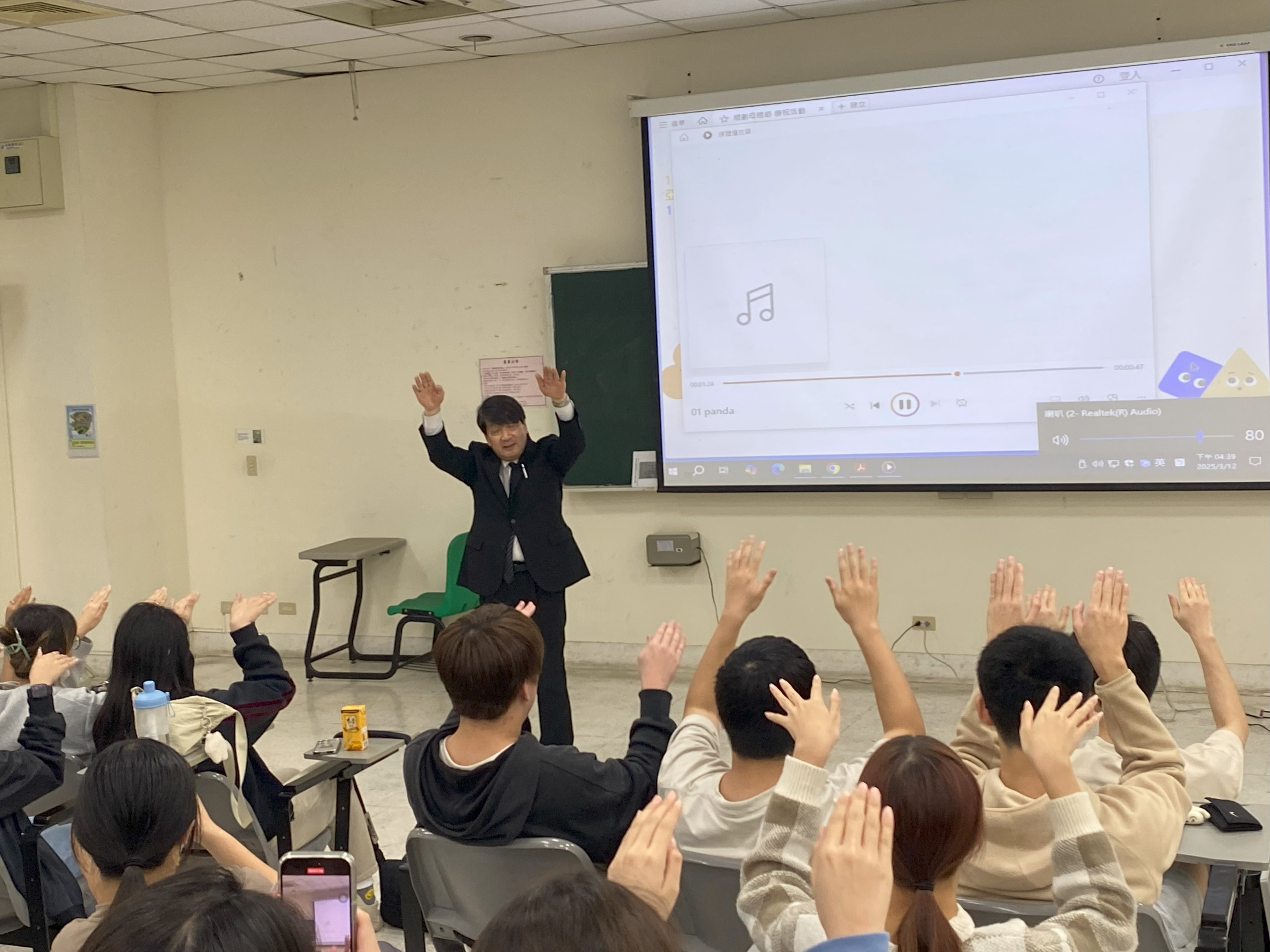 前橋明教授於專題講座中，親自帶領學生演唱日本兒歌，並示範可愛的動物手指謠。