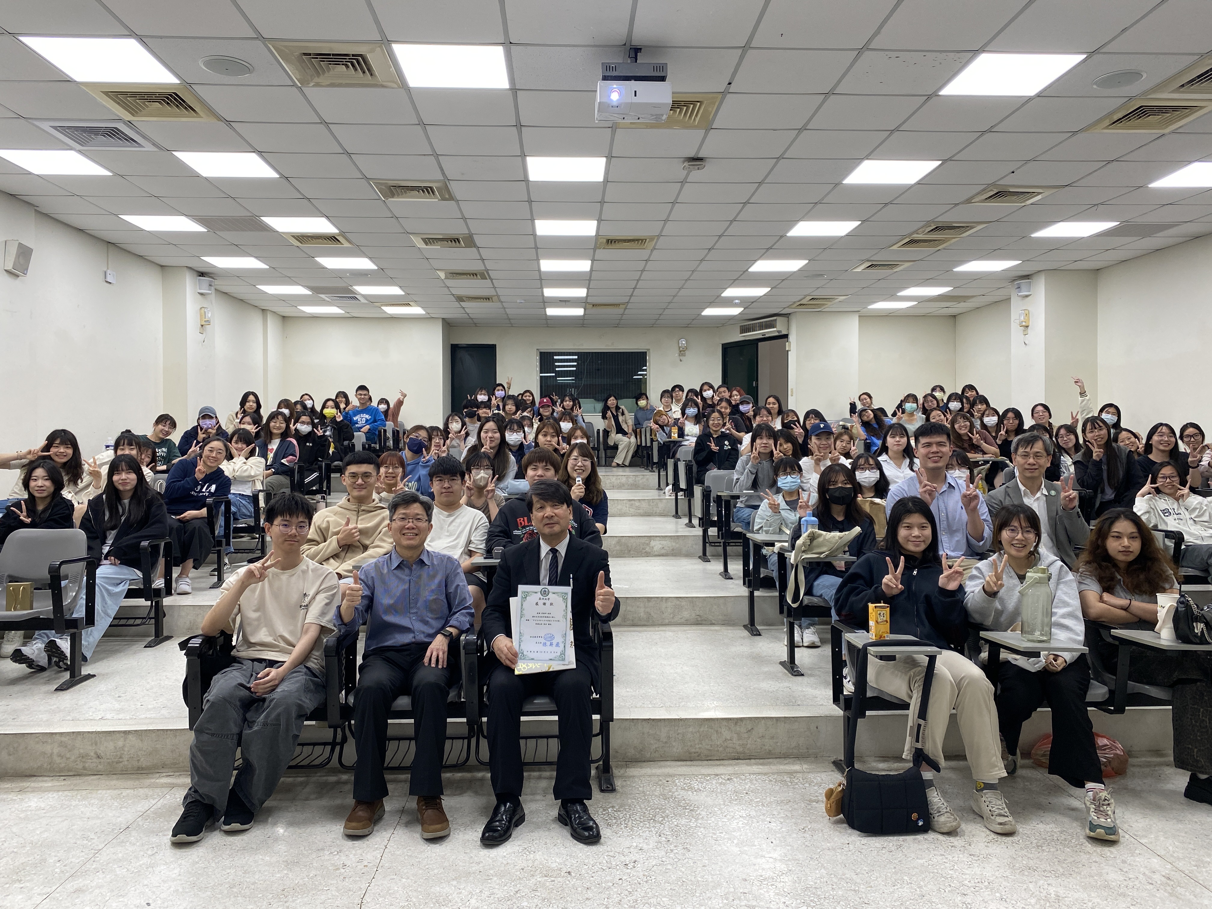 亞大幼教系師生與日本早稻田大學教授前橋明（前排左三）於演講後大合照。