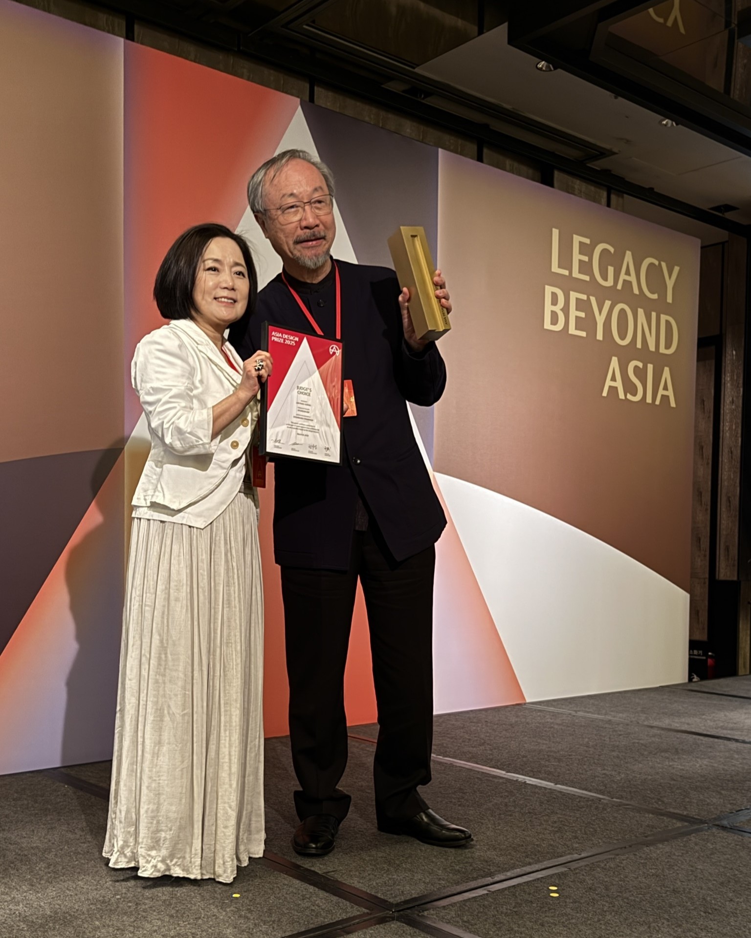 亞大創意設計學院講座教授林磐聳(右),榮獲「2025亞洲設計獎」特別獎,是亞洲第2位、台灣首位獲獎者。